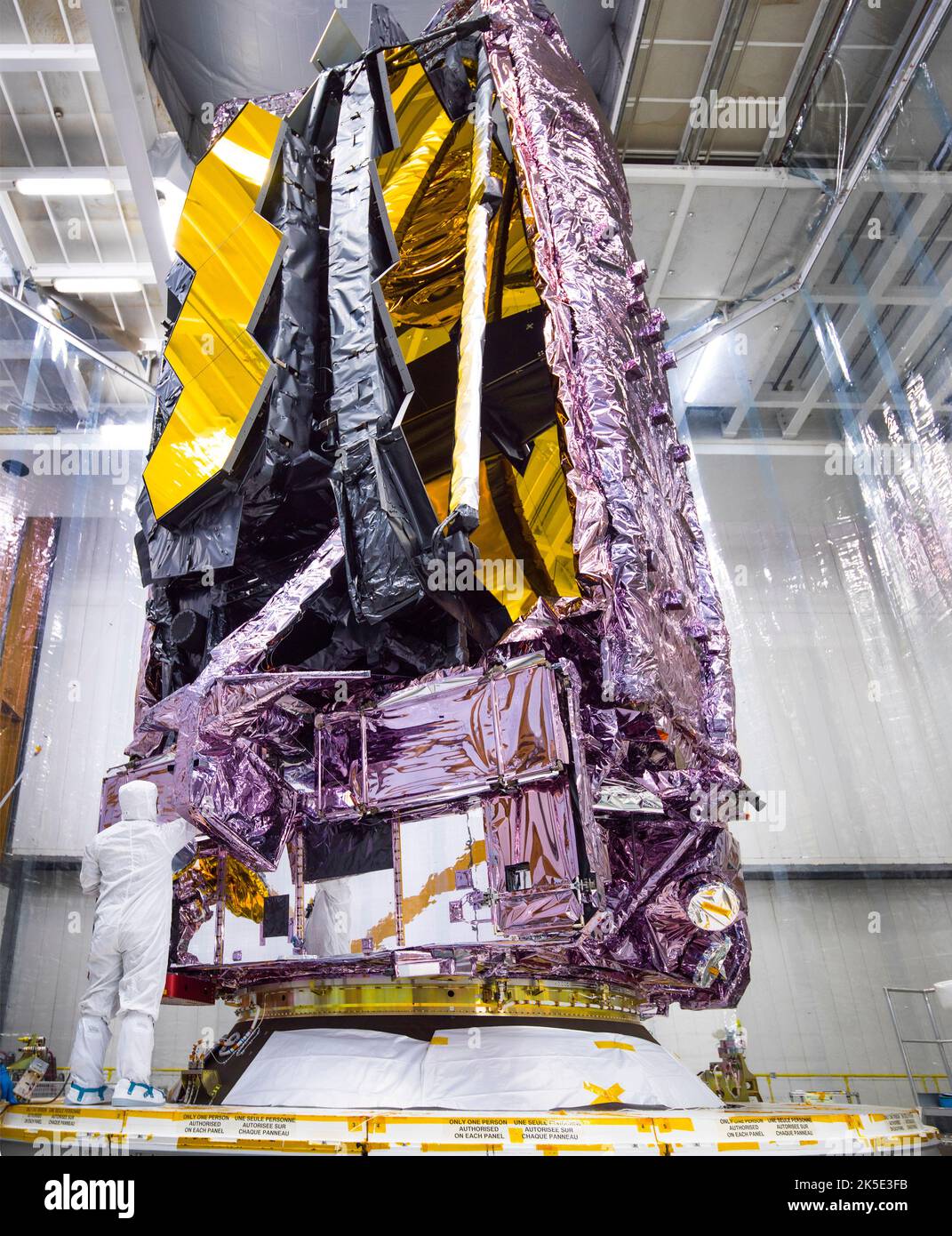 James Webb Space Telescope (JWST) su Launcher. Questa immagine mostra il James Webb Space Telescope in cima al suo veicolo di lancio, ma prima che fosse incapsulato nella carenatura del razzo. È possibile vedere una tenda pulita e protettiva intorno al telescopio. Il JWST è stato lanciato il 25 dicembre 2021 una versione ottimizzata di un'immagine NASA da parte del fotografo esperto Chris Gunn. Credito: NASA/Chris Gunn. Solo per uso editoriale. Foto Stock