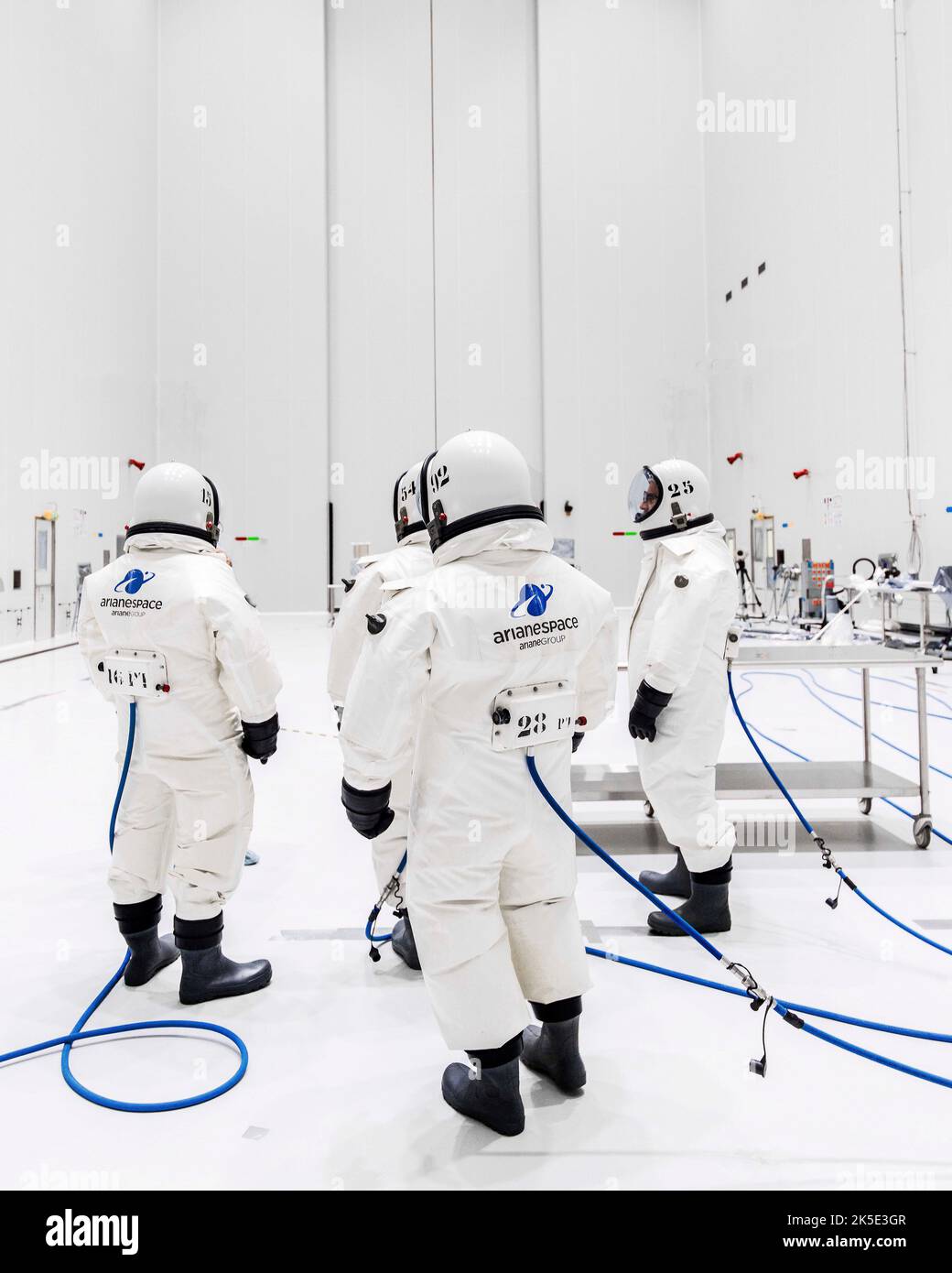 Fuelling Suits. James Webb Space Telescope (JWST) lancia la preparazione allo Spaceport europeo di Kourou, Guiana francese. Webb lanciato il 25 dicembre 2021. Questa foto la squadra di rifornimento indossa speciali tute di pericolo per proteggerle mentre alimenta la navicella spaziale Ariane 5. Una versione ottimizzata di un'immagine NASA di Chris Gunn, un fotografo esperto. Credito: NASA/Chris Gunn. Solo per uso editoriale. Foto Stock