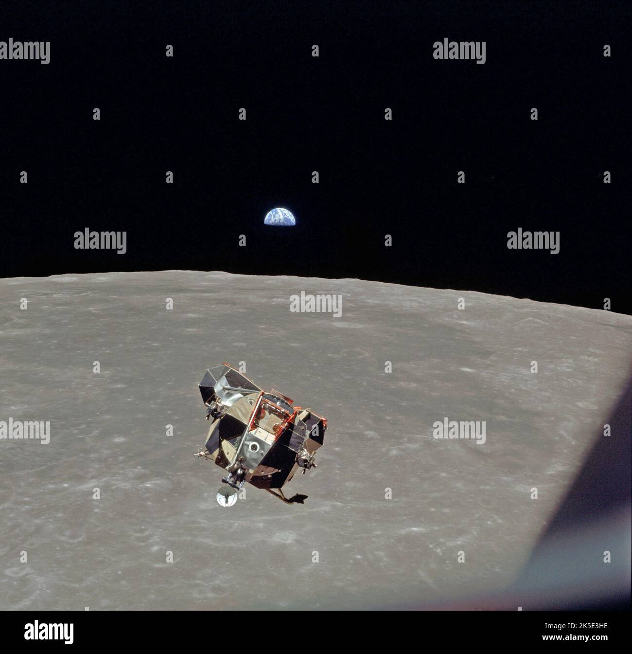 L'Aquila sorge! Il modulo lunare Apollo 11, l'Aquila, è salito dalla superficie della Luna per ancorarsi al modulo di comando e servizio (CSM). Questa immagine mostra la Modue lunare fotografata in orbita lunare dal modulo di comando e servizio mentre sale con la Terra sullo sfondo appena sopra l'orizzonte. All'interno dell'LM c'erano gli astronauti Neil Armstrong, comandante, ed Edwin Aldrin Jr., pilota LM, che esplorò la superficie della Luna mentre l'astronauta Michael Collins, pilota del modulo di comando, rimase con il CSM in orbita lunare. Un'immagine NASA ottimizzata: Credit: NASA Foto Stock