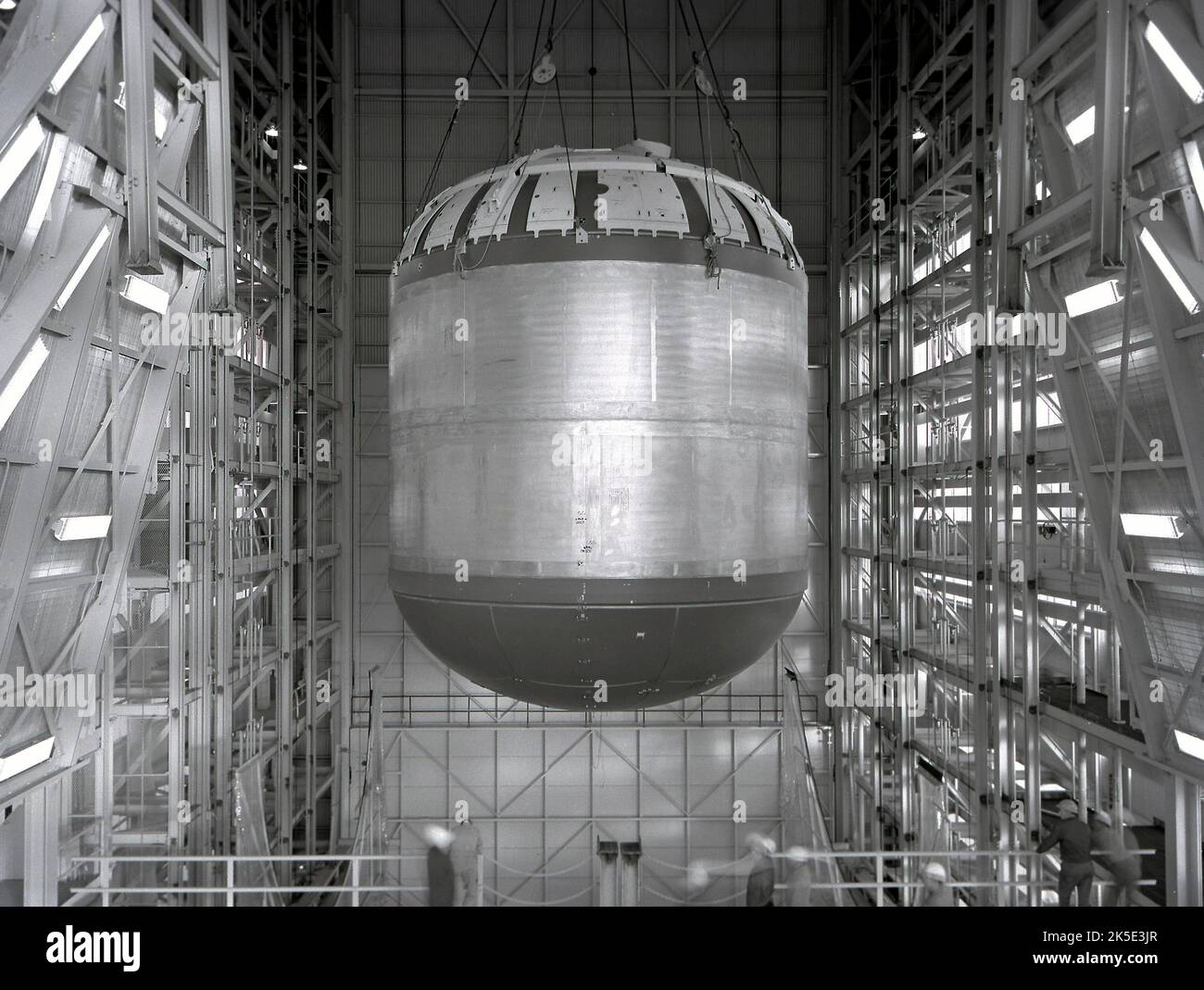 Spazio Race alla luna. I test idrostatici del Saturn V S-IC - il primo stadio di prova del serbatoio del combustibile - sono stati condotti con successo al Marshall Space Flight Center della NASA. Lo stadio S-IC era alimentato da cinque motori F-1, che utilizzavano ossigeno liquido e cherosene come propellenti. Una volta completamente assemblato, lo stadio S-IC Saturn V era alto 138 piedi, con un diametro di 33 piedi e in grado di erogare 7,5 milioni di libbre di spinta dai suoi cinque motori. Immagine della NASA / credito: NASA Foto Stock