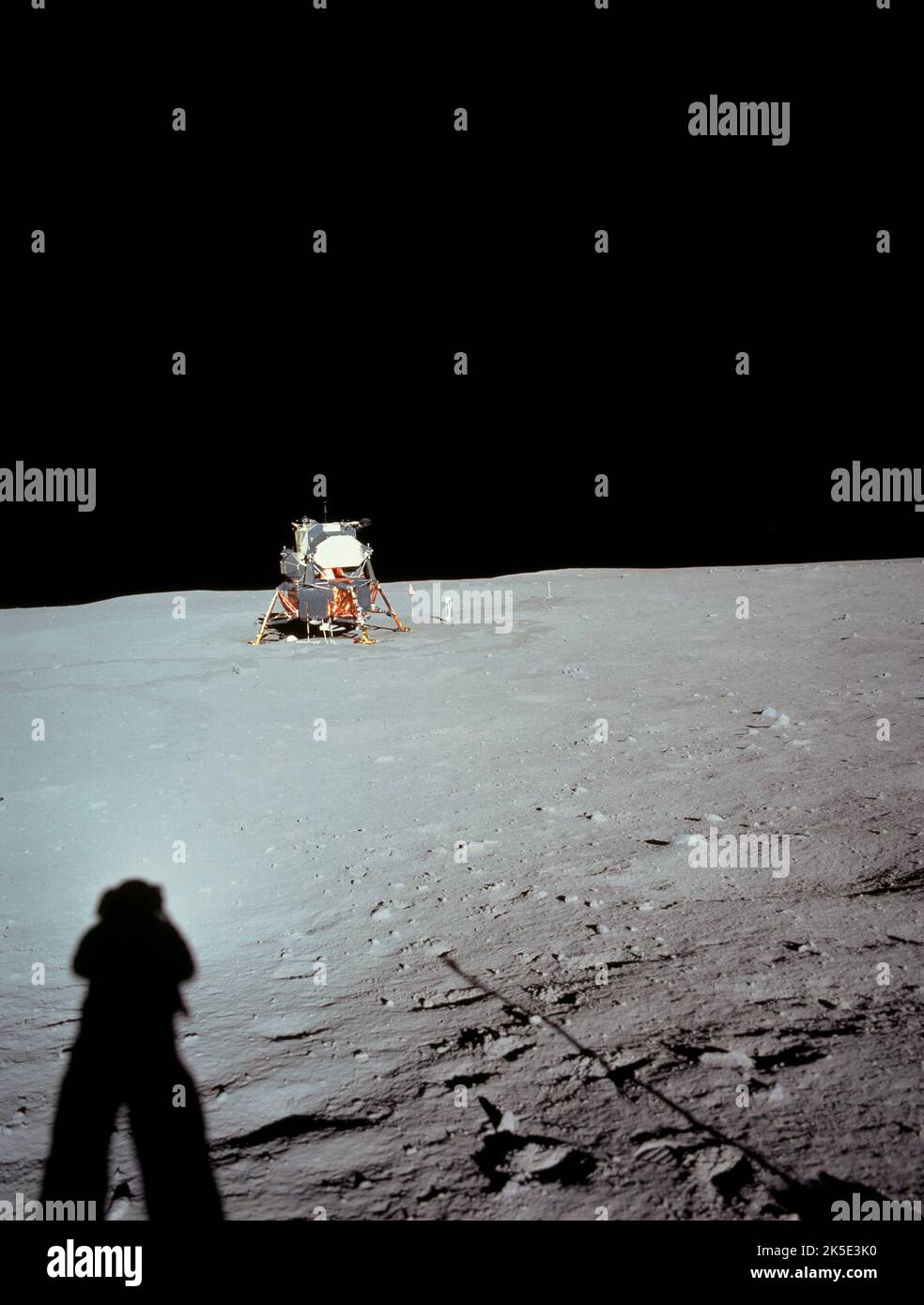 Passerella. Modulo lunare presso la base della tranquillità. Fotografia scattata sulla superficie lunare da Neil Armstrong durante la missione Apollo 11, dal bordo di Little West. L'ombra di Armstrong è visibile in primo piano. Le tracce oscurate conducono verso sinistra all'area di implementazione del pacchetto Early Apollo Surface Experiments Package (EASOP) e verso destra alla telecamera. Questa è la distanza più lontana dal modulo lunare percorsa da uno degli astronauti mentre si trova sulla luna. Un'unica immagine NASA ottimizzata (con spazio verticale nero aggiunto sopra l'immagine quadrata originale; rimozione mirino): Credit: NASA Foto Stock