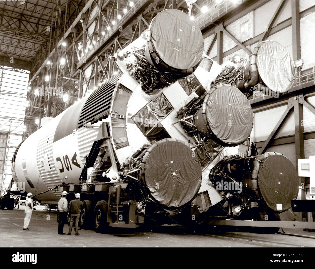 Il Saturn S-IC-6 arriva al Mississippi Test Facility, il 1 marzo 1968. La S-IC, o prima fase, del razzo Saturn fu alimentata da cinque motori F-1, ciascuno producendo 1,5 milioni di libbre di spinta. La S-IC-6 è stata impiegata sul veicolo di lancio Apollo 11 Saturn V. Qui, il booster S-IC-6 è stato sollevato sul suo lanciatore mobile nel Vehicle Assembly Building al Kennedy Space Center. La NASA sbarcò una dozzina di astronauti sulla Luna tra luglio 1969 e dicembre 1972, e la prima missione americana con equipaggio - Apollo 8 - che circumnavigò la Luna nel dicembre 1968. Un'immagine NASA ottimizzata: Credit: NASA Foto Stock