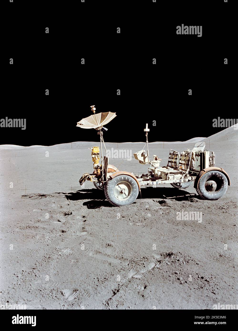 La prima Lunar Rover si è schierata sulla Luna, Apollo 15. L'LRV era un veicolo elettrico a 4 ruote da 2 persone lungo 10' 2', alto 44' con un passo di 7 piedi. Il rover finito pesava a meno di 450lbs kg ed era composto da grandi ruote a rete, appendici per antenna, cassetti utensili e telecamere. Nel corso della sua vita, l'LRV ha trasportato sei astronauti oltre cinquantasei miglia e ha fornito agli astronauti di Apollo 15, 16 e 17 maggiore mobilità operativa, aumentando i ritorni scientifici più volte su Un'unica immagine ottimizzata della NASA (con spazio verticale nero aggiunto sopra l'immagine quadrata originale): Credit: NASA Foto Stock