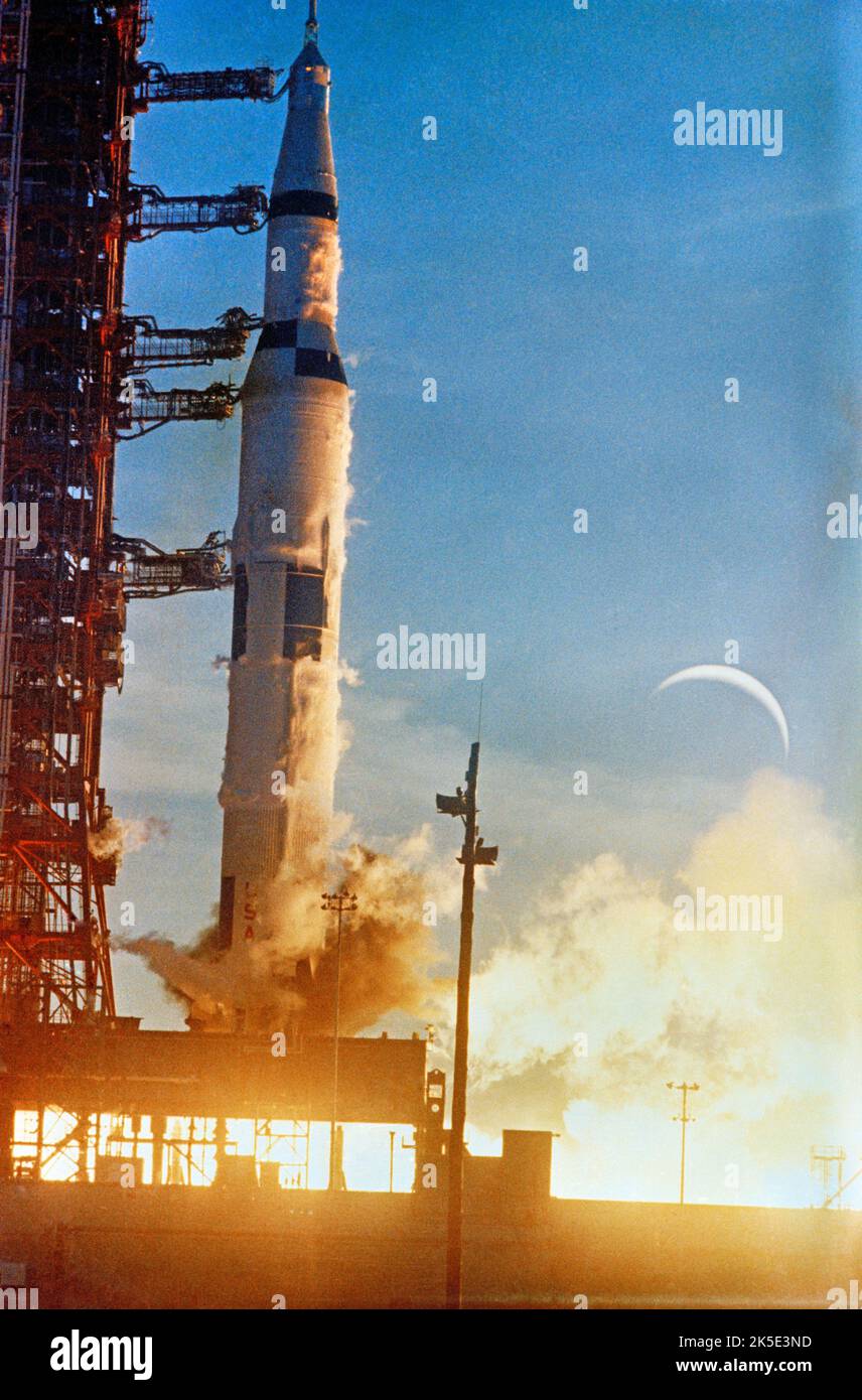 Apollo 8 si è alzato dal complesso di lancio 39A al Kennedy Space Center della NASA il 21 dicembre 1968. I principali obiettivi della missione includevano un'esecuzione coordinata dell'equipaggio, il modulo di comando e servizio e le strutture di supporto. La missione ha anche dimostrato l'iniezione trans-lunare - una manovra propulsiva usata per impostare una navicella spaziale su una traiettoria che la farà arrivare alla Luna. L'equipaggio fuggì dalla gravità della Terra, viaggiò nelle vicinanze lunari, e orbitò intorno alla Luna prima di ritornare sulla Terra il 27 dicembre un'immagine ottimizzata della NASA / Credit: NASA Foto Stock