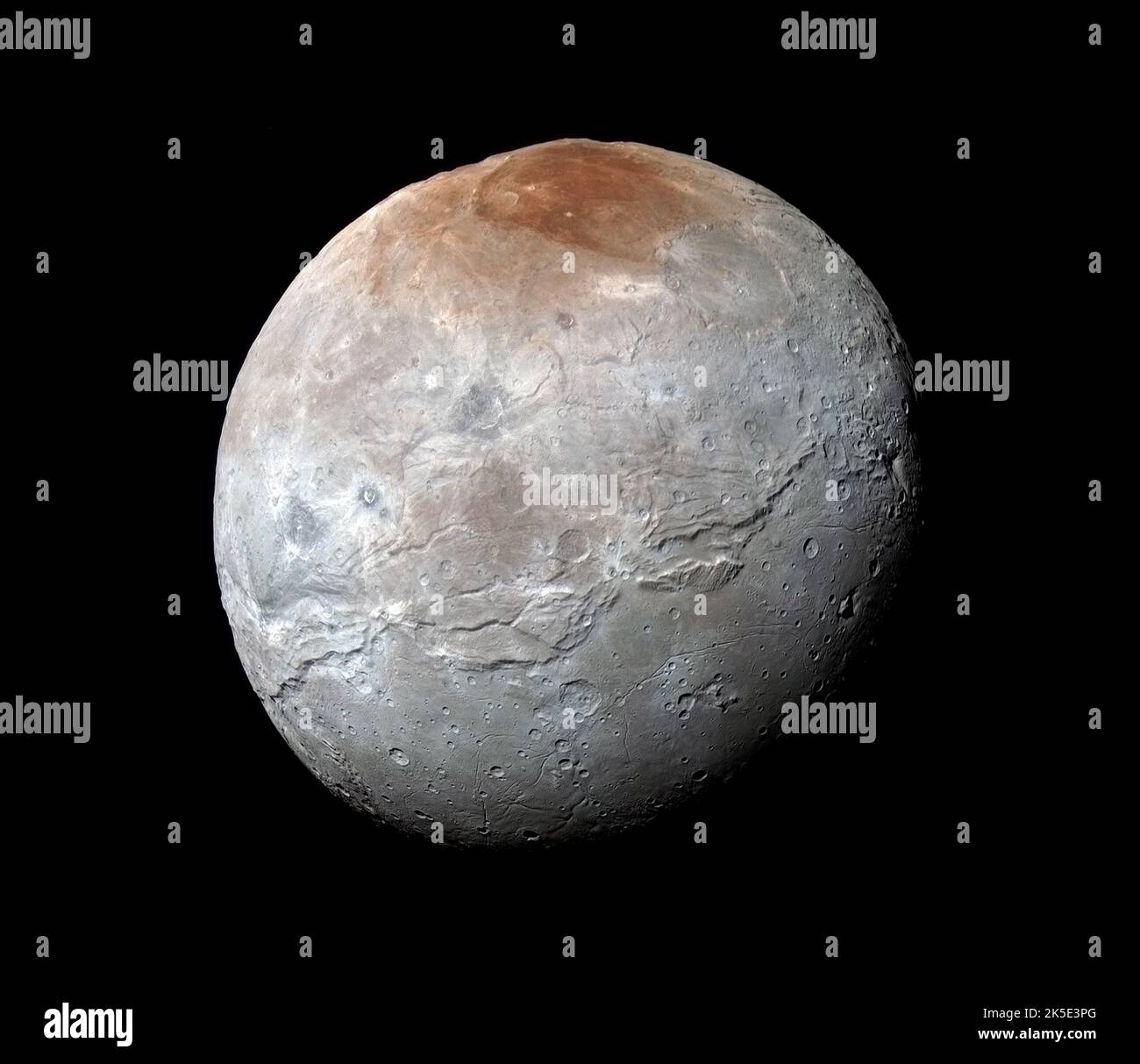 Immagine a colori dettagliata di Charon, la più grande delle lune di Plutone, raffigurata dalla sonda spaziale New Horizons il 14 luglio 2015 . Charon è la luna più grande rispetto al suo pianeta nel sistema solare. Una versione ottimizzata e migliorata di un'immagine originale della NASA: Credit: NASA Foto Stock