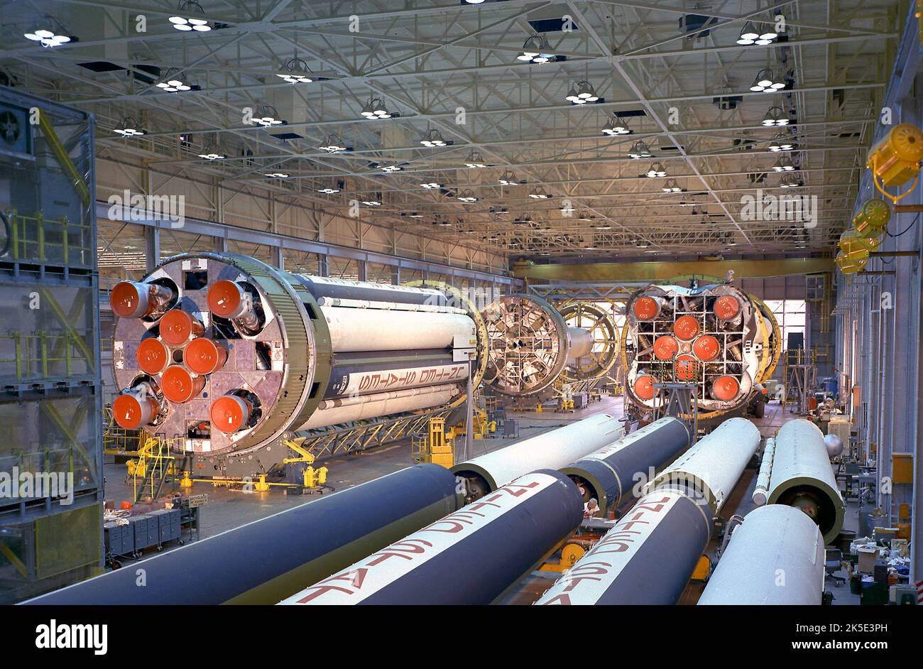 Saturn i produzione. Negli anni '1960s, le prime fasi di Saturno i per le missioni SA-4, SA-6 e SA-7 furono assemblate dalla Fabrication and Assembly Engineering Division al Marshall Space Flight Center della NASA a Huntsville, Alabama, USA. Queste missioni sono state fondamentali per i primi esperimenti di scienza spaziale e per i voli di prova della navicella spaziale Apollo, le tappe dei veicoli di lancio Saturno e i moduli lunari. Credito: NASA Foto Stock