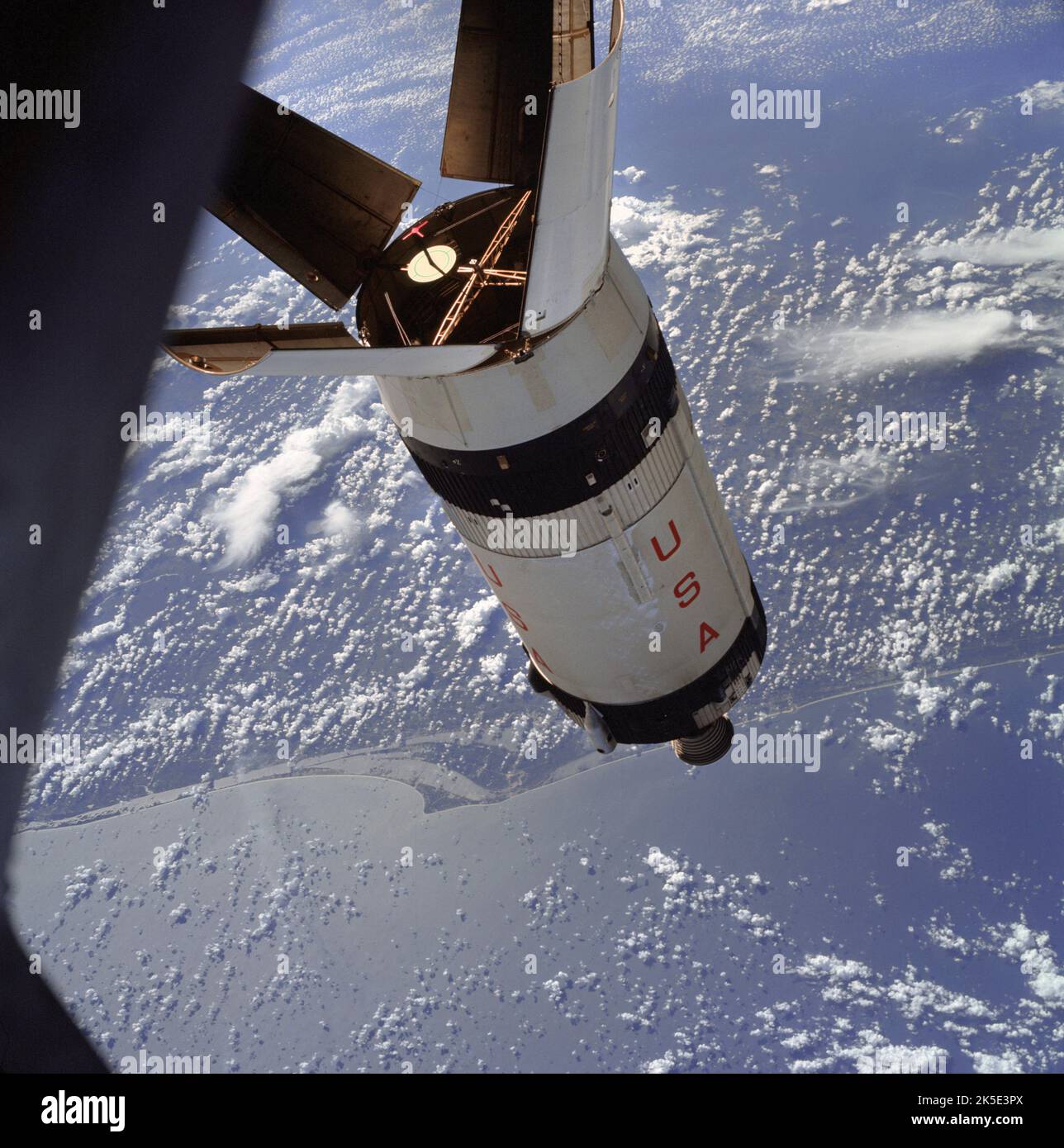 Apollo 7 si è alzato dal complesso di lancio 34 al Kennedy Space Center della NASA il 11 ottobre 1968. Nella prima missione con equipaggio del programma Apollo, l'obiettivo principale era misurare le prestazioni dell'equipaggio in un modulo di comando e servizio, noto anche come CSM. Un altro obiettivo era quello di convalidare le prestazioni dei veicoli spaziali e delle strutture di supporto alle missioni durante una missione CSM con equipaggio e una capacità di incontro CSM. Qui, il secondo stadio di Saturn S-IVB viene fotografato dal veicolo spaziale Apollo 7 durante le manovre di trasporto e attracco. Un'immagine NASA ottimizzata: Credit: NASA Foto Stock
