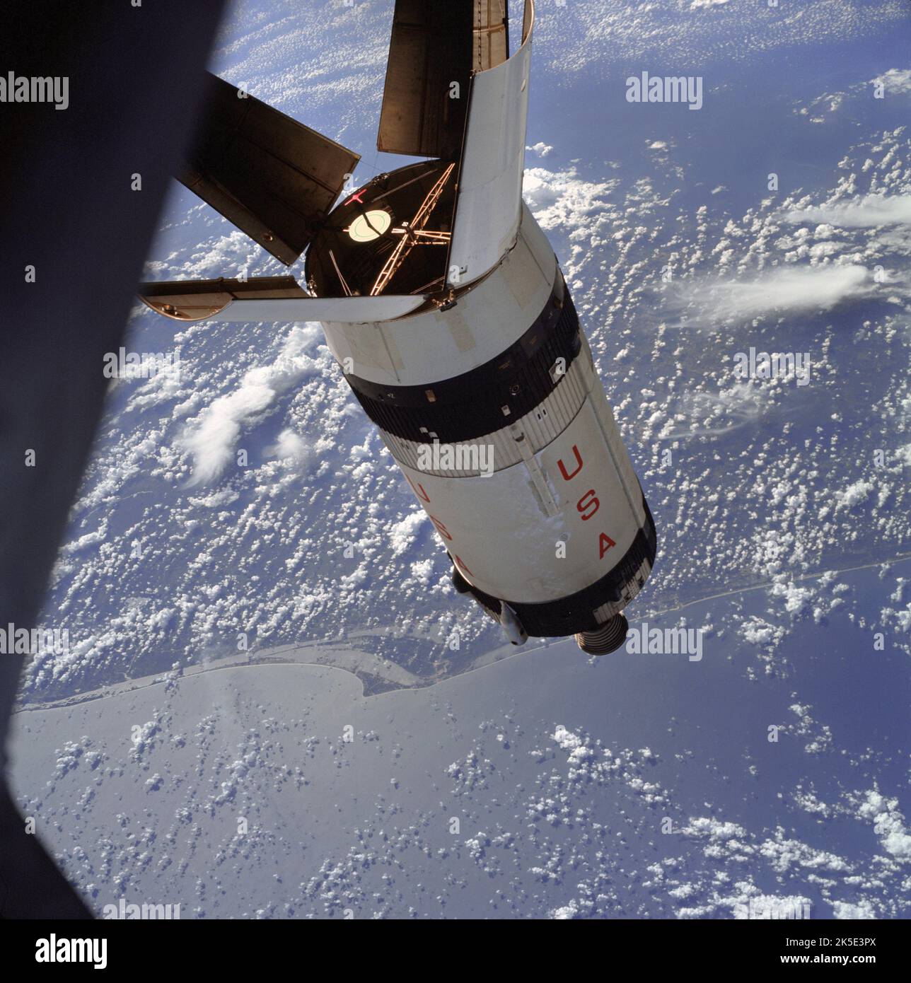 Apollo 7 si è alzato dal complesso di lancio 34 al Kennedy Space Center della NASA il 11 ottobre 1968. Nella prima missione con equipaggio del programma Apollo, l'obiettivo principale era misurare le prestazioni dell'equipaggio in un modulo di comando e servizio, noto anche come CSM. Un altro obiettivo era quello di convalidare le prestazioni dei veicoli spaziali e delle strutture di supporto alle missioni durante una missione CSM con equipaggio e una capacità di incontro CSM. Qui, il secondo stadio di Saturn S-IVB viene fotografato dal veicolo spaziale Apollo 7 durante le manovre di trasporto e attracco. Un'immagine NASA ottimizzata: Credit: NASA Foto Stock Apollo 7 si è alzato dal complesso di lancio 34 al Kennedy Space Center della NASA il 11 ottobre 1968. Nella prima missione con equipaggio del programma Apollo, l'obiettivo principale era misurare le prestazioni dell'equipaggio in un modulo di comando e servizio, noto anche come CSM. Un altro obiettivo era quello di convalidare le prestazioni dei veicoli spaziali e delle strutture di supporto alle missioni durante una missione CSM con equipaggio e una capacità di incontro CSM. Qui, il secondo stadio di Saturn S-IVB viene fotografato dal veicolo spaziale Apollo 7 durante le manovre di trasporto e attracco. Un'immagine NASA ottimizzata: Credit: NASA Foto Stock