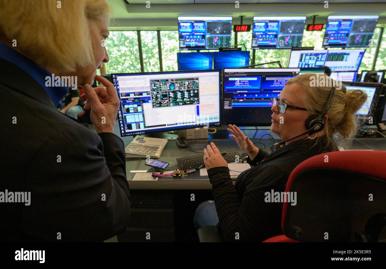 Il 29 giugno 2022, il vice amministratore della NASA Pam Melroy ha incontrato il JWST Mission Planner Kari Bosley presso il Mission Operations Center di Baltimora per rivedere i preparativi finali e la scienza pianificata per il primo anno del telescopio. Foto Stock