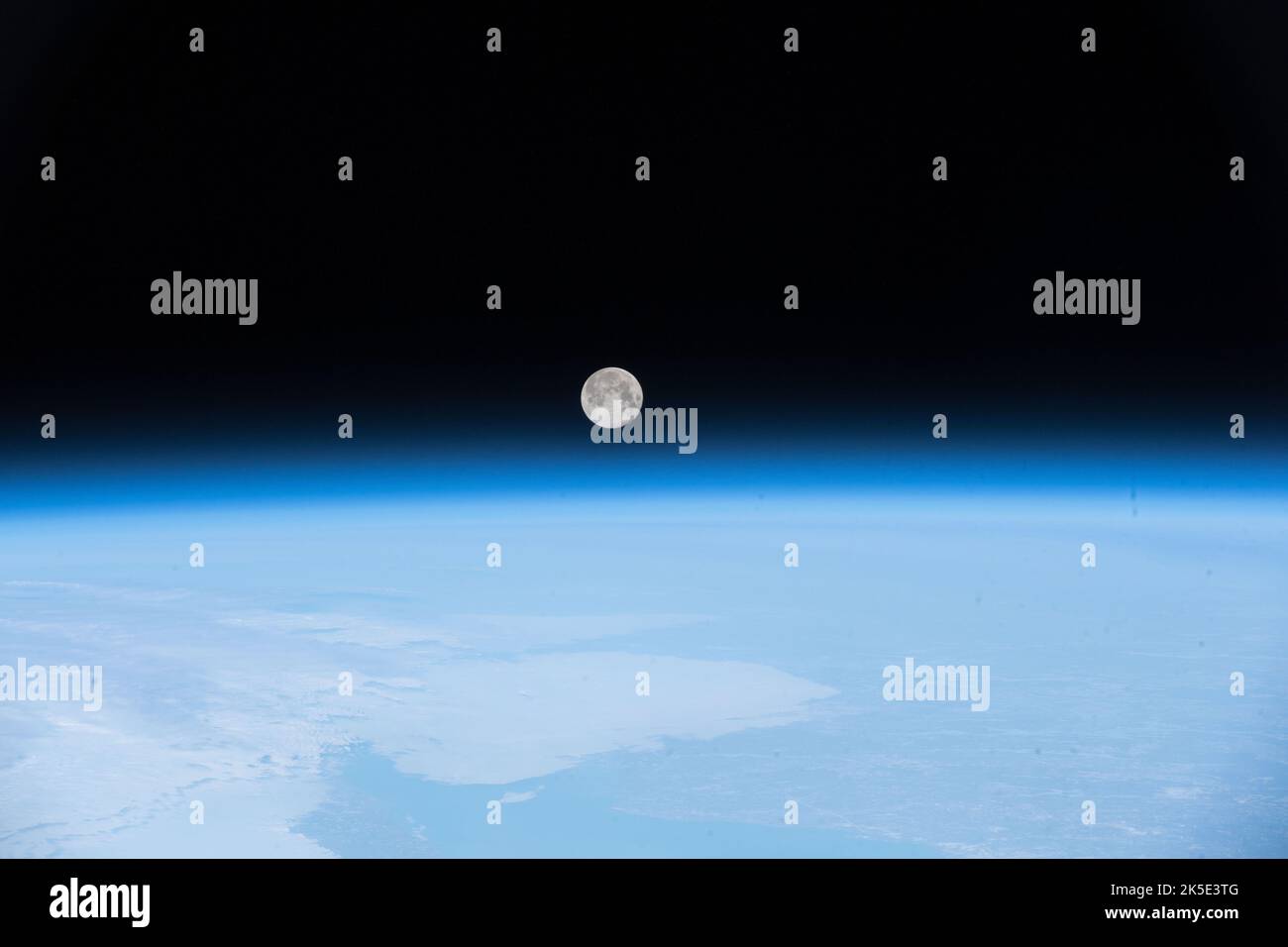 Luna piena su Terranova. L'equipaggio della Stazione spaziale Internazionale ha scattato questa immagine della Luna piena il 30 aprile 2018, mentre la stazione orbitava al largo della costa di Terranova, Canada. La stazione orbita 220 miglia, o 354km, sopra la Terra, completando un viaggio intorno al globo ogni 92 minuti. Navigando a 17.200 miglia, o 27.700 km all'ora, gli astronauti sperimentano 15 o 16 albe e tramonti ogni giorno. Una versione ottimizzata e ottimizzata digitalmente di un'immagine NASA. Credito: NASA Foto Stock