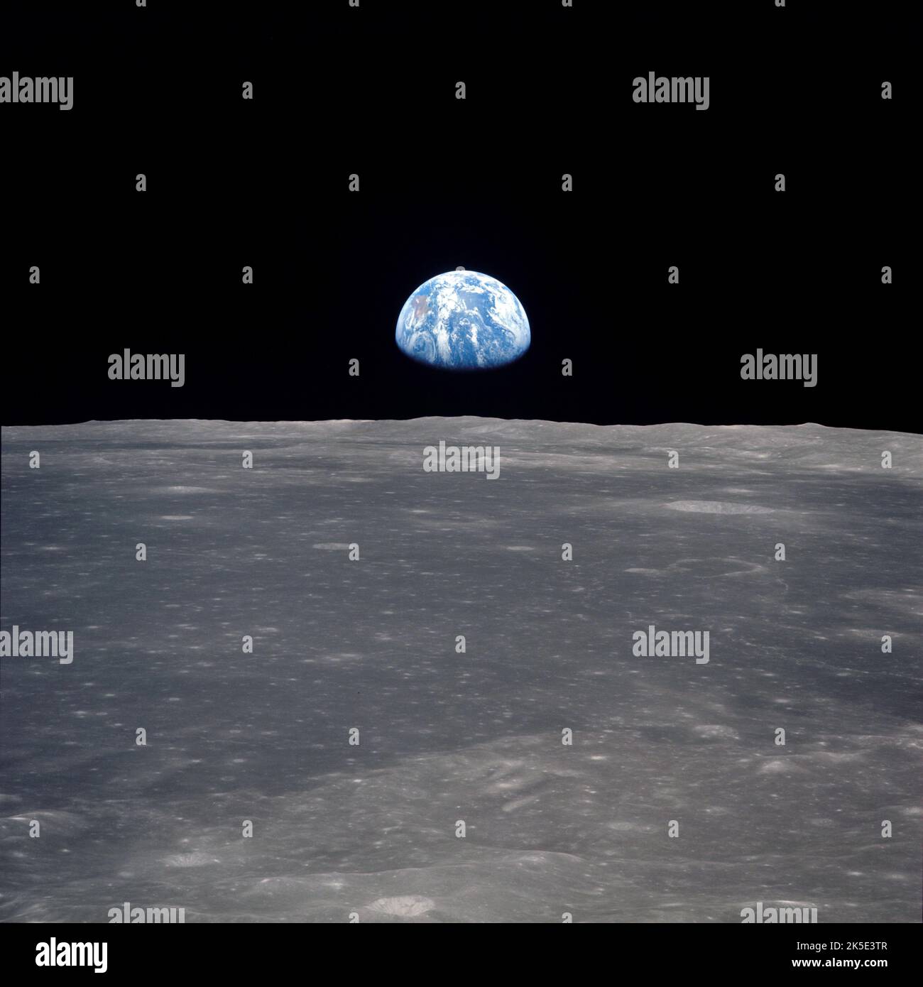 Terra. Luglio 1969. La Terra che sorge sopra l'orizzonte lunare come si vede dall'imminente veicolo spaziale Apollo 11. Il terreno lunare raffigurato si trova nella zona del Mare di Smyth, Mare Smythii, sul lato più vicino. La latitudine era di 3 km a nord dalla Longitudine 85 km a est. La rivista originale era etichettata V. Film Type: S0-368 ripresa con un obiettivo da 250mm mm. Scala foto approssimativa 1:1.300.000. Un'immagine NASA ottimizzata. Credito: NASA Foto Stock