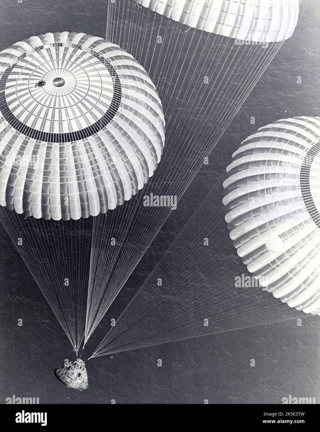 Apollo 17 Splashdown. La capsula e l'equipaggio dell'Apollo 17 si sono abbattute alle 14:25:00 EST del 19 dicembre 1972. La missione segnò la missione Apollo più lunga, 504 ore, e il tempo di permanenza in superficie lunare più lungo, 75 ore, che consentì agli astronauti di condurre estese indagini geologiche. Hanno raccolto 257 libbre (117 chilogrammi) di campioni lunari. Credito: NASA Foto Stock