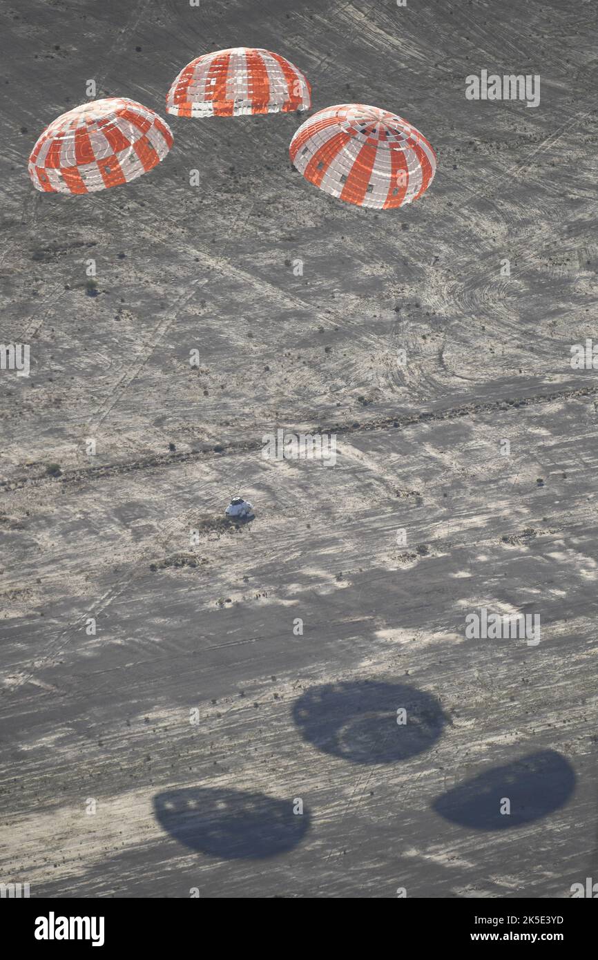 I tre principali paracadute arancioni e bianche di Orion aiutano un modello rappresentativo della navicella spaziale a scendere attraverso il cielo sopra l'Arizona, dove gli ingegneri della NASA hanno testato il sistema paracadute su 13 Seprember 2017, negli Stati Uniti Campo di prova dell'esercito a Yuma. La NASA sta qualificando i paracadute di Orion per le missioni con astronauti. Il sistema completo di paracadute di Orion comprende 11 paracadute totali - tre paracadute di copertura della baia in avanti e due paracadute della fuga, insieme a tre paracadute pilota che aiutano a tirare fuori le tre reti di alimentazione della navicella spaziale. Image credit: NASA/JBlair Foto Stock