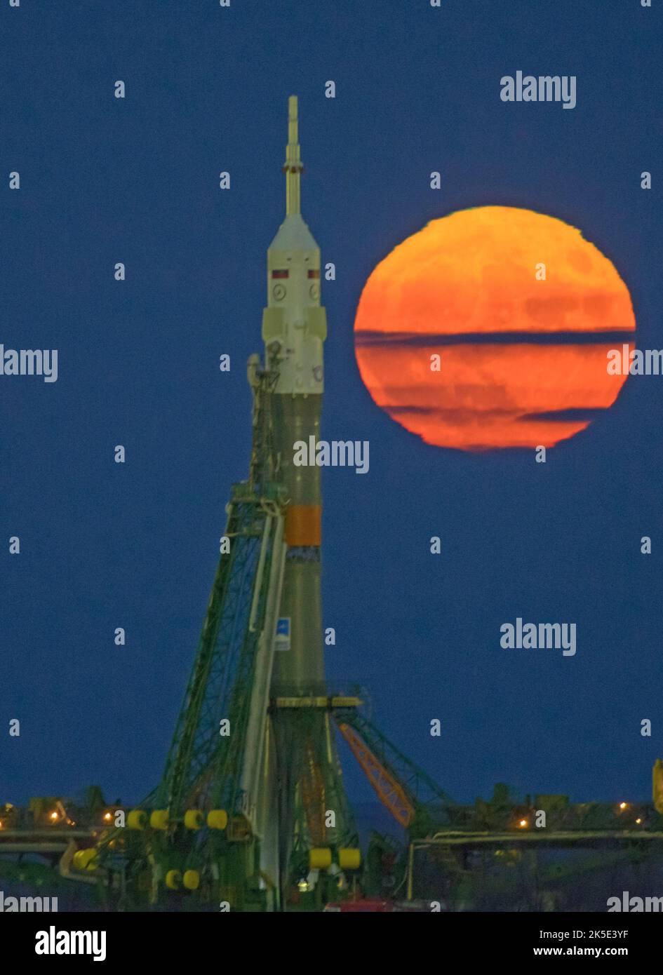 La Luna, una superluna, che sorge dietro il razzo Soyuz al piazzale di lancio di Baikonur Cosmodrome in Kazakistan, 14 novembre 2016. L'astronauta della NASA Peggy Whitson, il cosmonauta russo Oleg Novitskiy di Roscosmos, e l'astronauta dell'ESA Thomas Pesquet lanceranno dal Cosmodromo di Baikonur in Kazakistan la mattina del 18 novembre (ora kazaka). Tutti e tre trascorreranno circa sei mesi sul complesso orbitale. Una superluna si verifica quando l'orbita della luna è più vicina (perigea) alla Terra. Una versione unica, ottimizzata digitalmente di un'immagine NASA da parte del fotografo senior della NASA Bill Ingalls / credito NASA Foto Stock