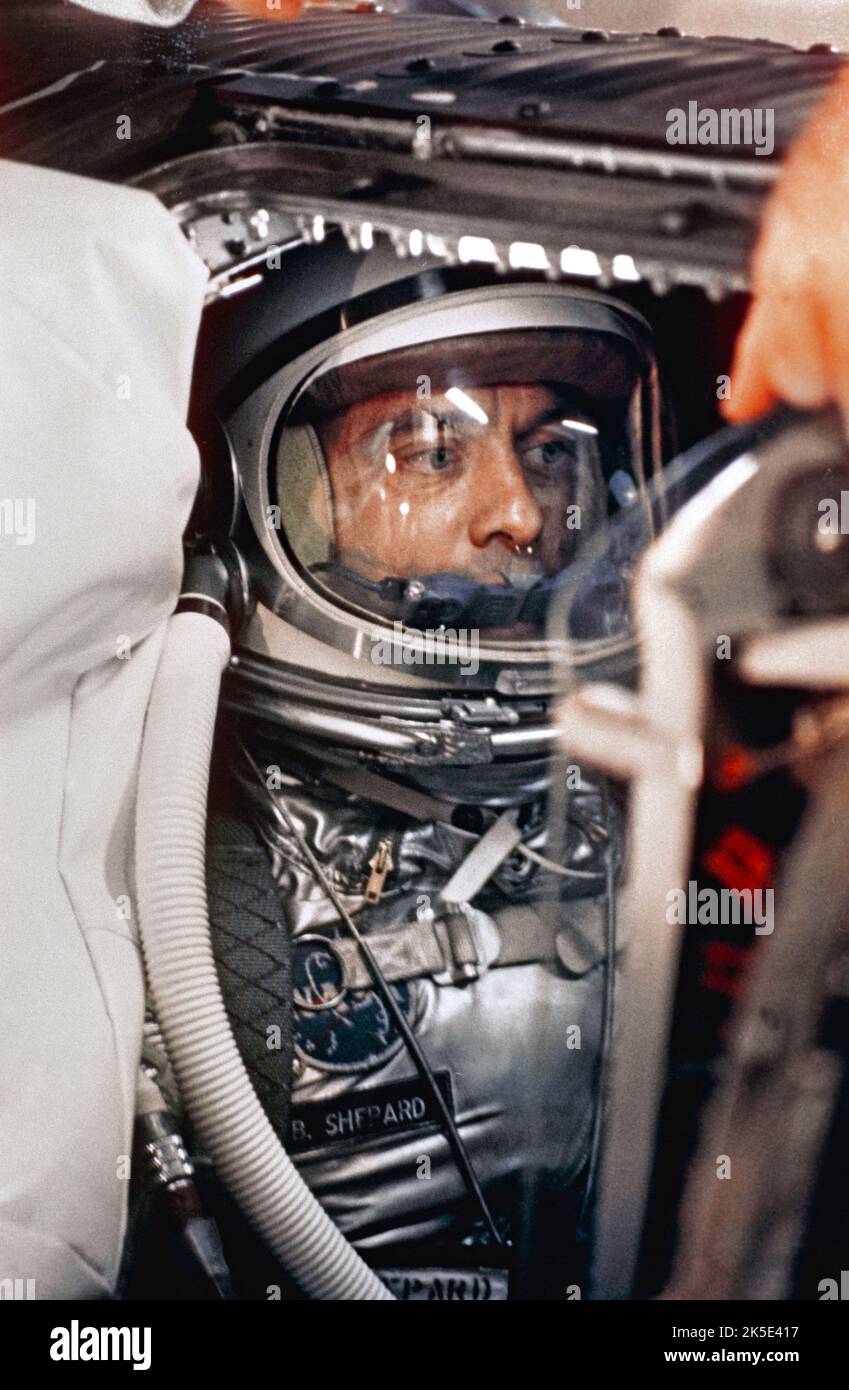 Shepard Jr diventa il primo americano nello spazio. Il 5 maggio 1961, Alan B. Shepard Jr. Ha lanciato in cima al razzo Mercury Redstone 3, diventando il primo americano nello spazio. Il Mercury Redstone è stato sviluppato, costruito e testato presso il Marshall Space Flight Center della NASA. Stati Uniti d'America. Una versione ottimizzata di un'immagine NASA. Credito: NASA. Solo per uso editoriale. Foto Stock