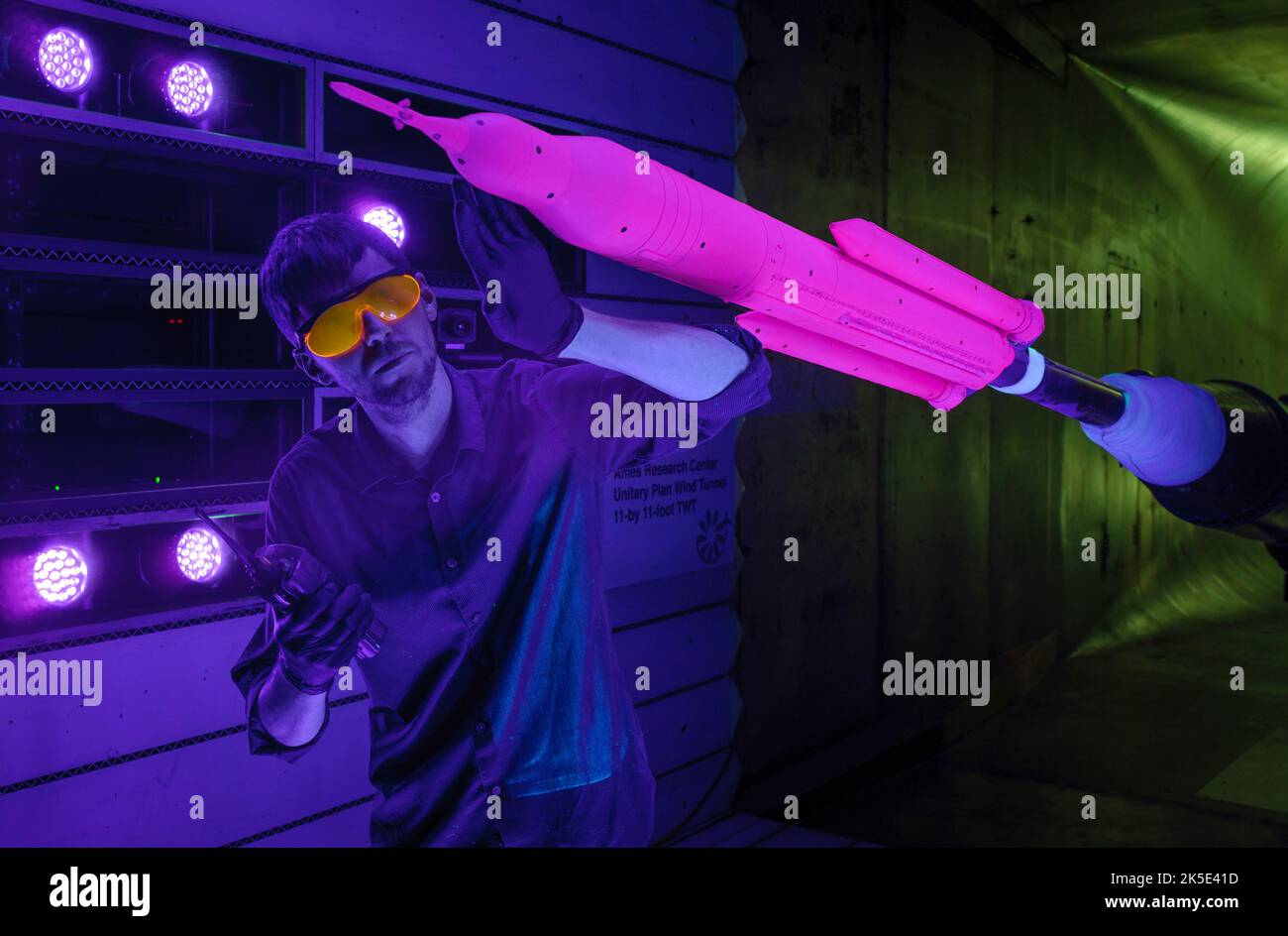 Test del tunnel del vento in corso per la prossima versione più potente SLS. Man mano che i motori vengono lanciati, il software scritto e l'hardware saldato per preparare il primo volo dello Space Launch System (SLS) della NASA, gli ingegneri stanno già eseguendo test in gallerie del vento supersoniche per sviluppare il prossimo versione più potente del veicolo di lancio più avanzato al mondo in grado di trasportare gli esseri umani in destinazioni spaziali profonde. Credito: NASA Foto Stock
