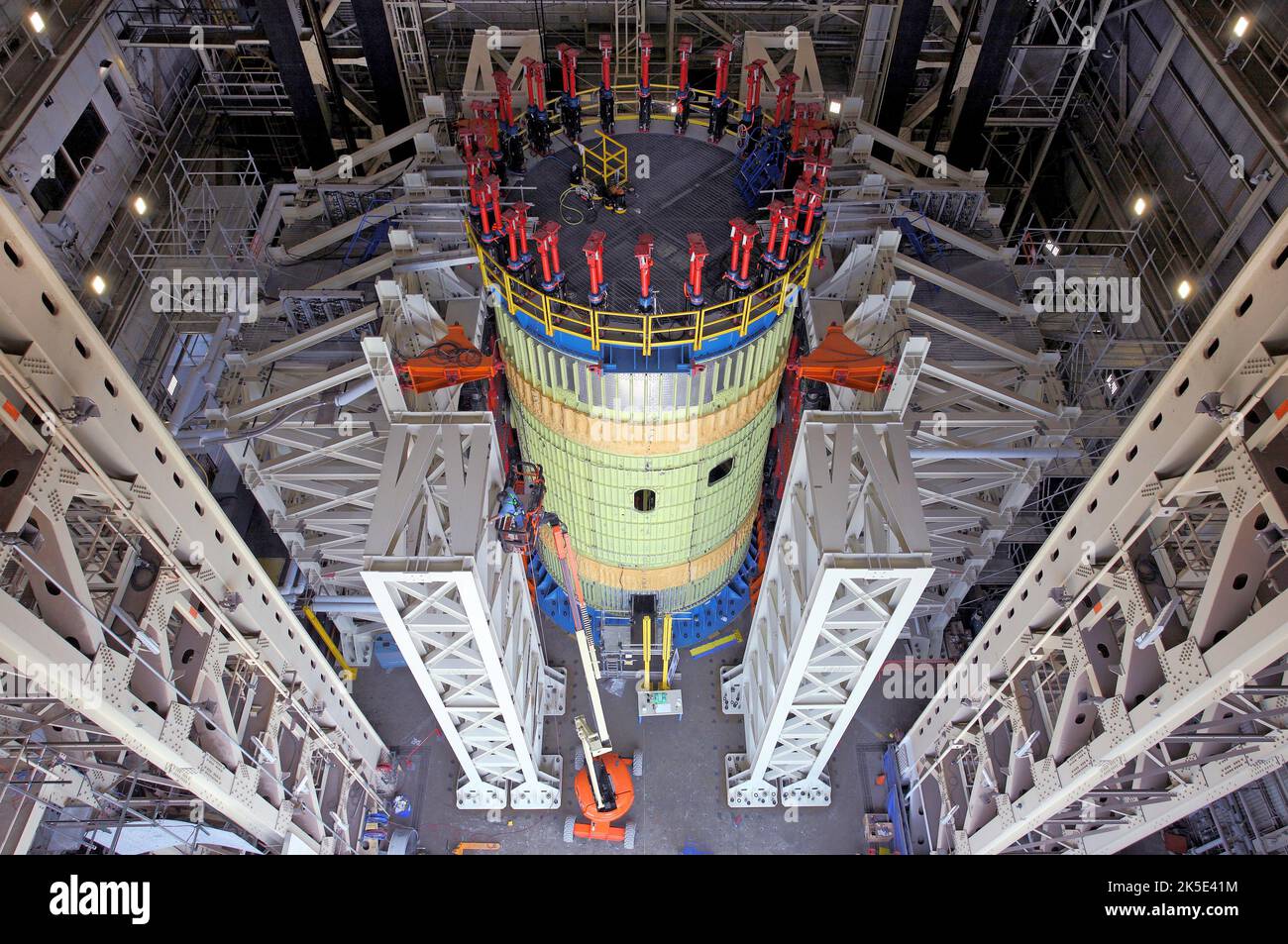 Space Launch System Intertank approntato per prove strutturali. Gli ingegneri hanno installato l'hardware di test strutturale per il razzo spaziale profondo della NASA, lo Space Launch System, in uno stand di test presso il Marshall Space Flight Center della NASA a Huntsville, Alabama, dove i test sono iniziati di recente. La versione di prova dell'interserbatoio SLS viene spinta, tirata e piegata con milioni di libbre di forza per garantire che possa resistere alle forze di lancio e salita. Versione ottimizzata di un'immagine NASA originale. Credito: NASA/TBoles Foto Stock