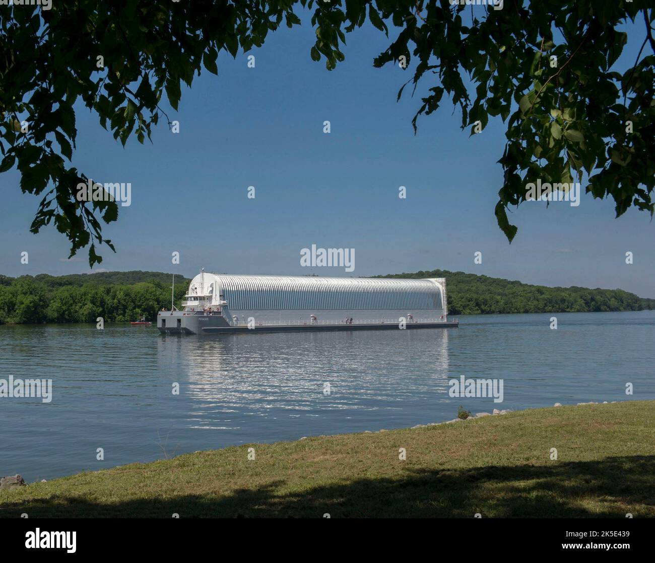 NASA Barge Pegasus. L'articolo di prova strutturale della sezione motore per il razzo Space Launch System (SLS) della NASA è arrivato al Marshall Space Flight Center della NASA il 15 2017 maggio sulla chiatta Pegasus. Il viaggio è iniziato il 28 aprile quando Pegasus ha lasciato la sede di assemblaggio della NASA a Michoud a New Orleans, Louisiana, USA, per il suo viaggio di 1.240 miglia. Versione ottimizzata di un'immagine NASA originale. Credito: NASA/SSEipel Foto Stock