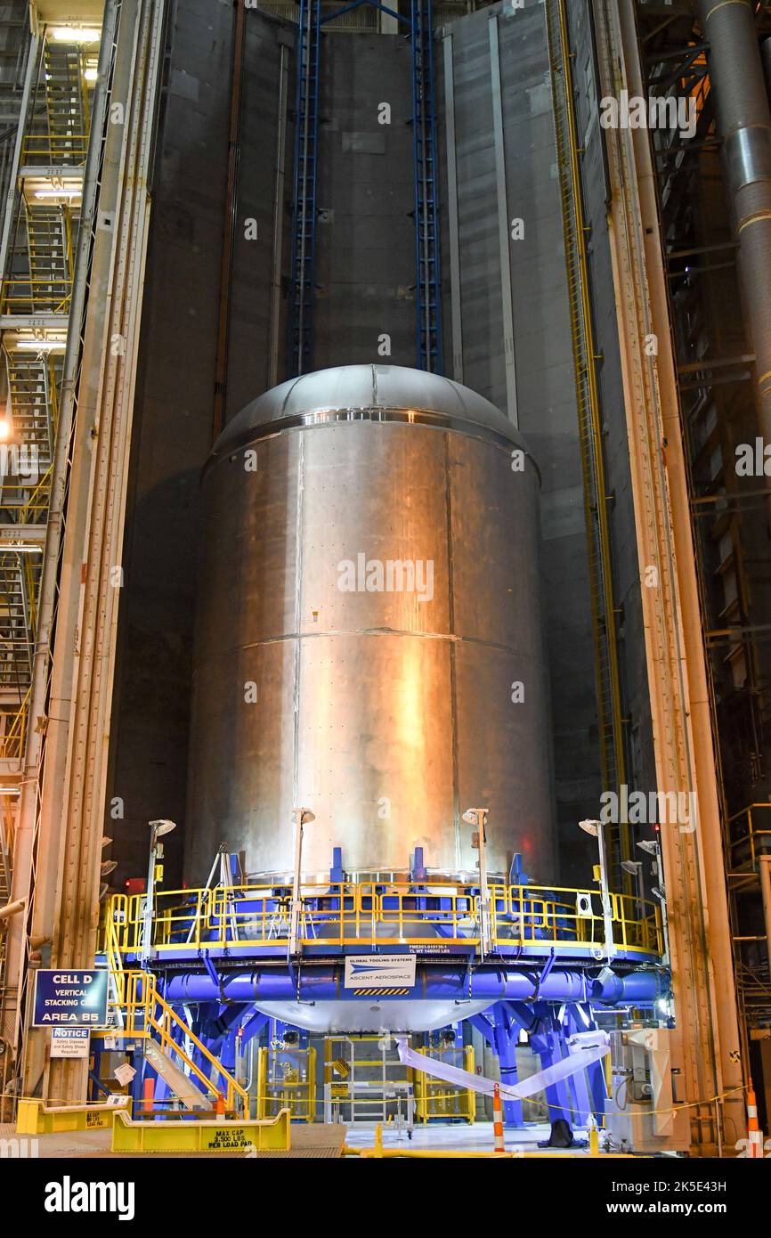 NASA preparazione del razzo spaziale Deep Space Launch System. Il serbatoio di volo ad ossigeno liquido è stato costruito nel saldatore robotizzato Vertical Assembly Center presso lo stabilimento di assemblaggio Michoud della NASA a New Orleans. I serbatoi di idrogeno liquido e ossigeno liquido conserveranno 733.000 galloni di propellente per alimentare i quattro motori RS-25 dello stadio che insieme producono più di 2 milioni di libbre di spinta. Versione ottimizzata di un'immagine NASA originale. Credito: NASA/JGuidry Foto Stock