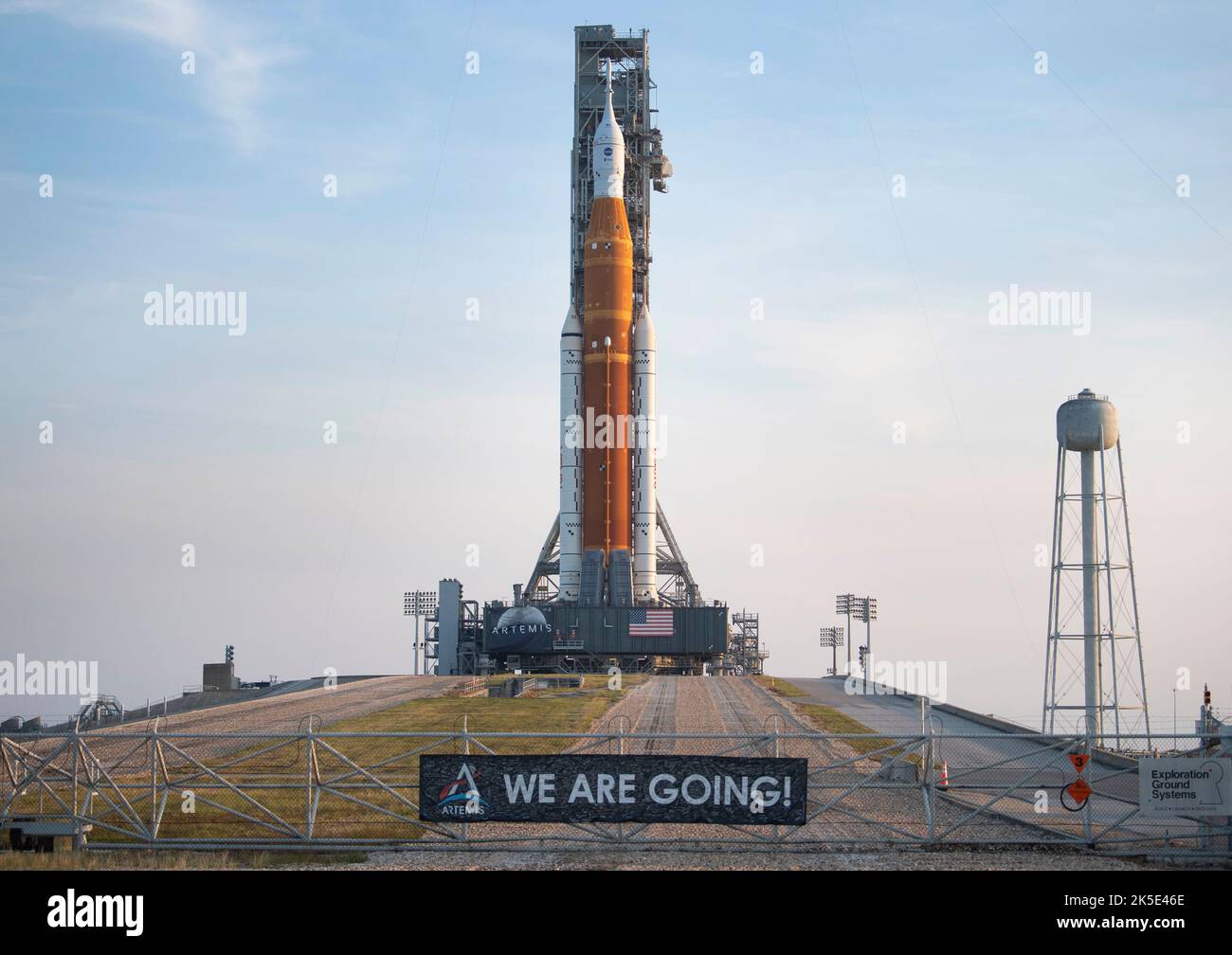 Il razzo Space Launch System (SLS) della NASA con la navicella spaziale Orion a bordo viene visto in cima al lanciatore mobile al Launch Pad 39B, 17 agosto 17 2022, dopo essere stato lanciato sul piazzale di lancio al Kennedy Space Center della NASA in Florida. La missione Artemis i della NASA è il primo test integrato dei sistemi di esplorazione dello spazio profondo dell'agenzia: Il veicolo spaziale Orion, il razzo SLS e i sistemi di supporto a terra. Questo lancio è stato rinviato. Versione ottimizzata di un'immagine NASA originale. Credito: NASA/JKowsky Foto Stock