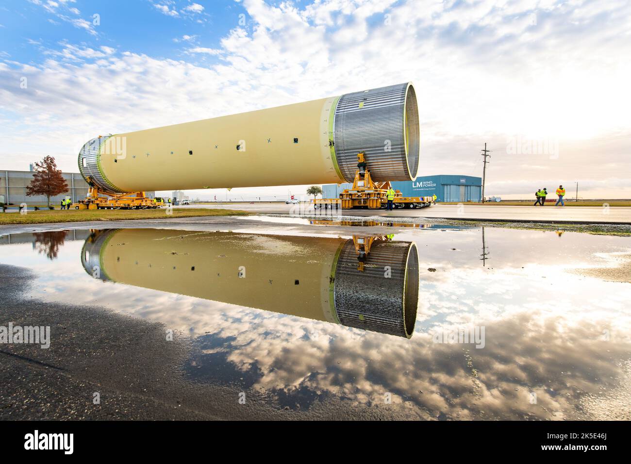 I tecnici dello stabilimento di assemblaggio Michoud della NASA a New Orleans, spostano il più grande componente di hardware di test strutturale per il nuovo razzo spaziale americano, lo Space Launch System (SLS), dalla fabbrica al molo per il caricamento sulla chiatta Pegasus della NASA, il 14 dicembre 2018. L'articolo di prova del serbatoio di idrogeno liquido si recherà al Marshall Space Flight Center della NASA a Huntsville, Alabama, dove decine di cilindri idraulici nello stand di prova 4693 lo sottoporranno alle stesse sollecitazioni e carichi che sopporteranno durante il liftoff e il volo. Versione ottimizzata di un'immagine NASA originale. Credito: NASA/SSEipel Foto Stock