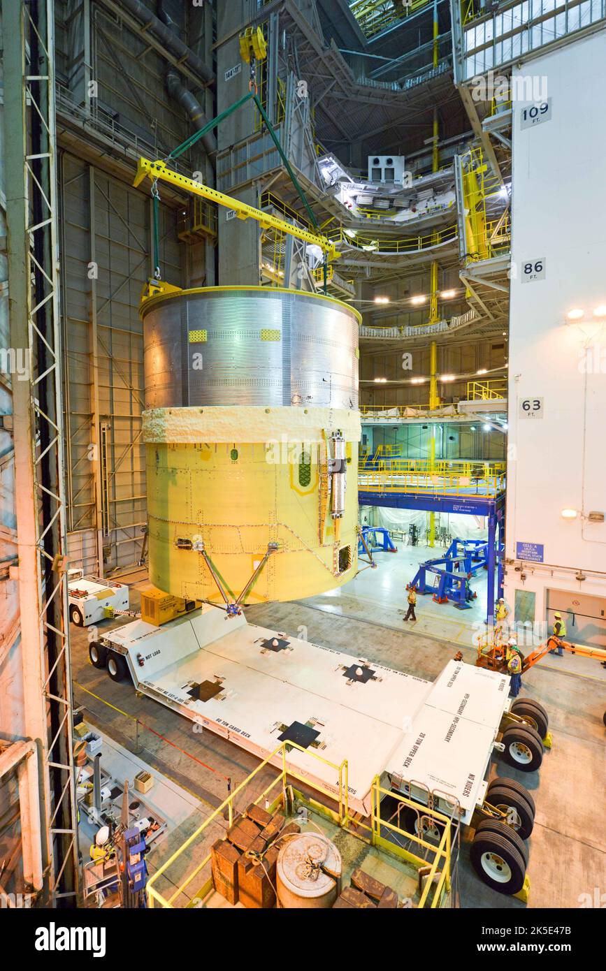Moving NASA completato Deep Space Rocket Test articolo. Questo articolo di prova strutturale di sezione di motore per il sistema spaziale di lancio della NASA sta preparandosi per essere spedito sulla chiatta Pegasus dalla struttura di assemblaggio di Michoud della NASA al centro spaziale di volo di Marshall in Huntsville, Alabama. Una volta arrivato al Marshall Center, sarà sottoposto a prove strutturali. La sezione motori ospiterà quattro motori RS-25 e alimenterà il palcoscenico principale dello Space Launch System, il razzo più potente al mondo. Versione ottimizzata di un'immagine NASA originale. Credito: NASA Foto Stock