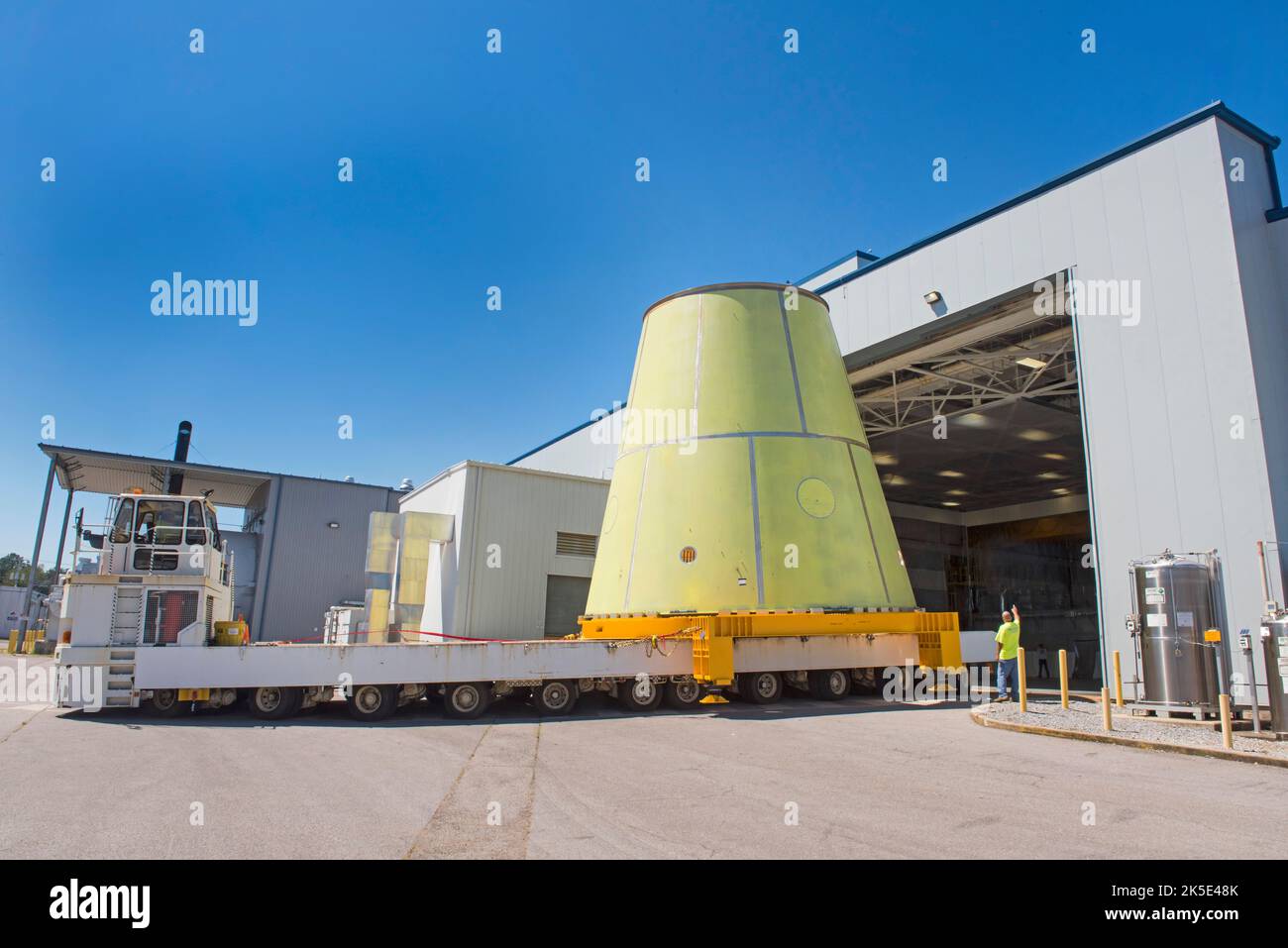 Un trattore per trasporto NASA KAMAG con 96 ruote trasporta l'adattatore del piano del veicolo di lancio (LVSA) dello Space Launch System in un'area in cui verrà applicato l'isolamento in schiuma spray-on. L'LVSA ha recentemente completato la produzione di un utensile di saldatura da 30 piedi presso il Marshall Space Flight Center della NASA a Huntsville, Alabama. È il più grande pezzo del razzo costruito nello stabilimento di produzione di Huntsville di Marshall. Versione ottimizzata di un'immagine NASA originale. Credito: NASA/ CBEASON Foto Stock