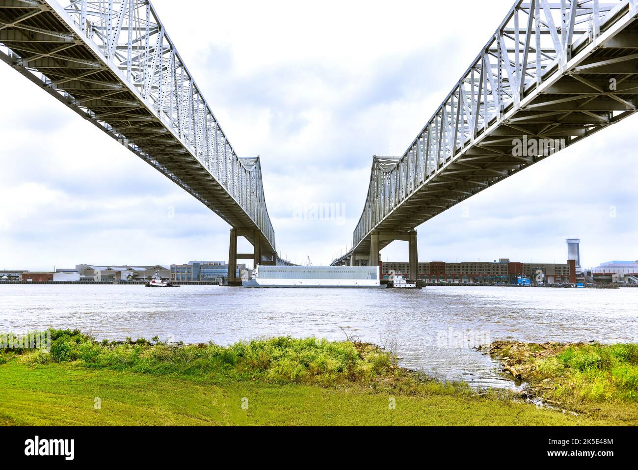 Articolo di prova della sezione del motore del sistema di lancio spaziale (SLS) a bordo di Barge Pegasus. Un articolo di prova della sezione del motore SLS è a bordo della chiatta Pegasus e si recherà al Marshall Space Flight Center della NASA per i test sui carichi strutturali, dove resisterà a spinta, trazione, torsione e flessione, con milioni di libbre di forza per garantire che la struttura possa resistere alle incredibili sollecitazioni del lancio. Versione ottimizzata di un'immagine NASA originale. Credito: NASA/SSEipel Foto Stock