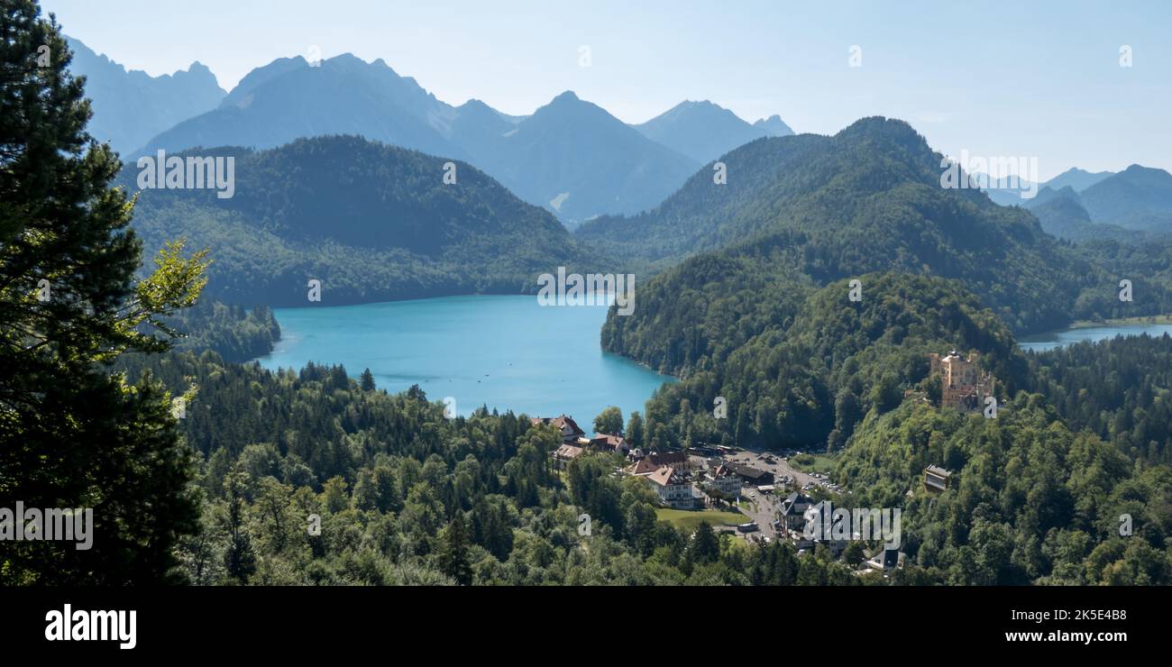 Castello di Hohenschwangau, Museo dei Re Bavaresi, e Alpsee, Schwangau, Baviera, Germania Foto Stock