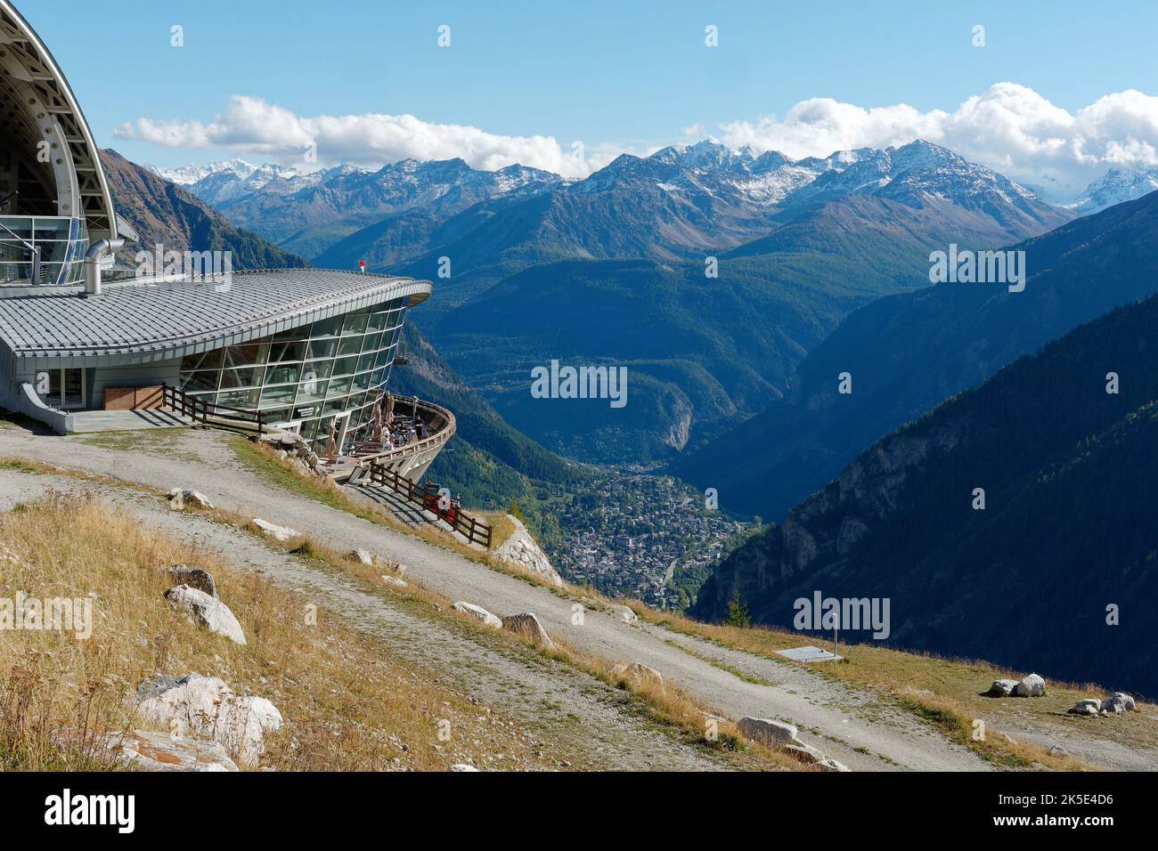 Scenario al di fuori del punto intermedio della funivia Monte Bianco con stazione a sinistra, Valle d'Aosta Italia. Foto Stock
