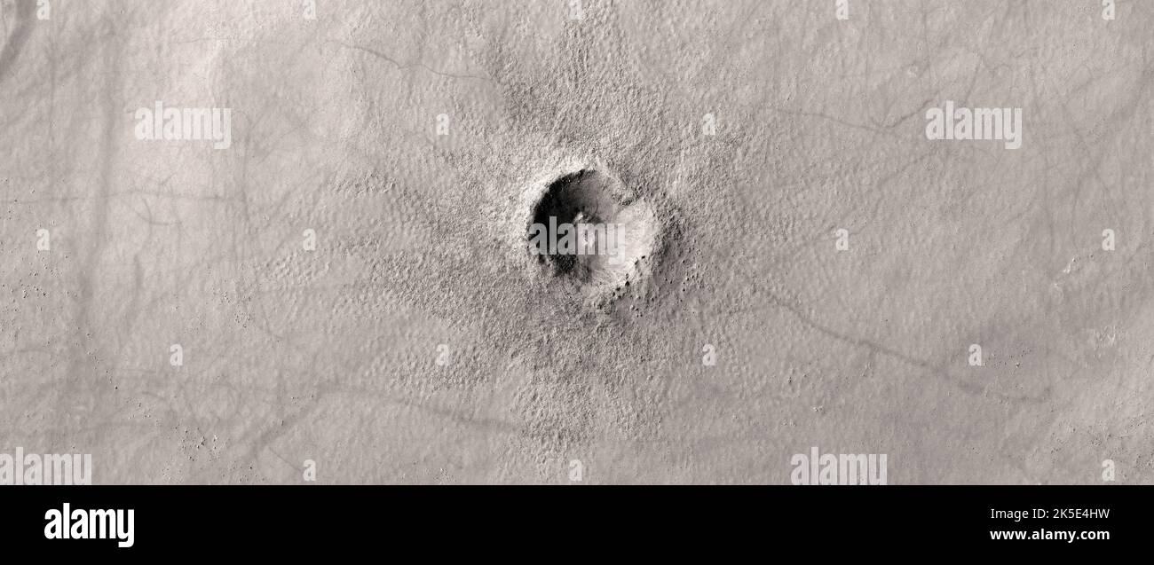 Paesaggio marziano. Questa immagine HiRISE mostra un piccolo cratere di impatto, largo circa 400m mm. Questo cratere si trova nella parte meridionale delle latitudini medie, a circa 55 gradi a sud. Su Marte, i crateri freschi sono rari nelle latitudini medie e alte. Gli asteroidi colpiscono la superficie là appena spesso come all'equatore, ma i crateri sono sepolti dal gelo e dalla polvere, o ri-lavorato dal ghiaccio macinato che si espande e contrae mentre scalda e si raffredda fuori ogni anno. L'immagine mostra il terreno a meno di 5 km (3 miglia) di distanza e a 248,3 km (154,3 miglia) di distanza dalla superficie. Una versione ottimizzata e unica delle immagini della NASA. Credit: ASA/JPL/UArizona Foto Stock