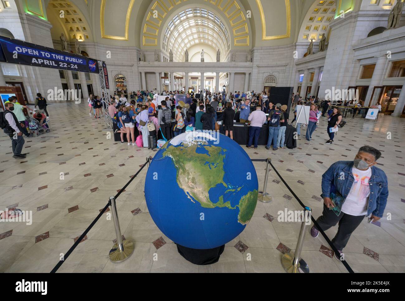 La giornata della Terra della NASA espone alla Union Station, Washington, D.C., il 22 aprile 2022, offre ai visitatori esposizioni interattive e dimostrazioni pratiche di tecnologie spaziali e scientifiche. Foto Stock