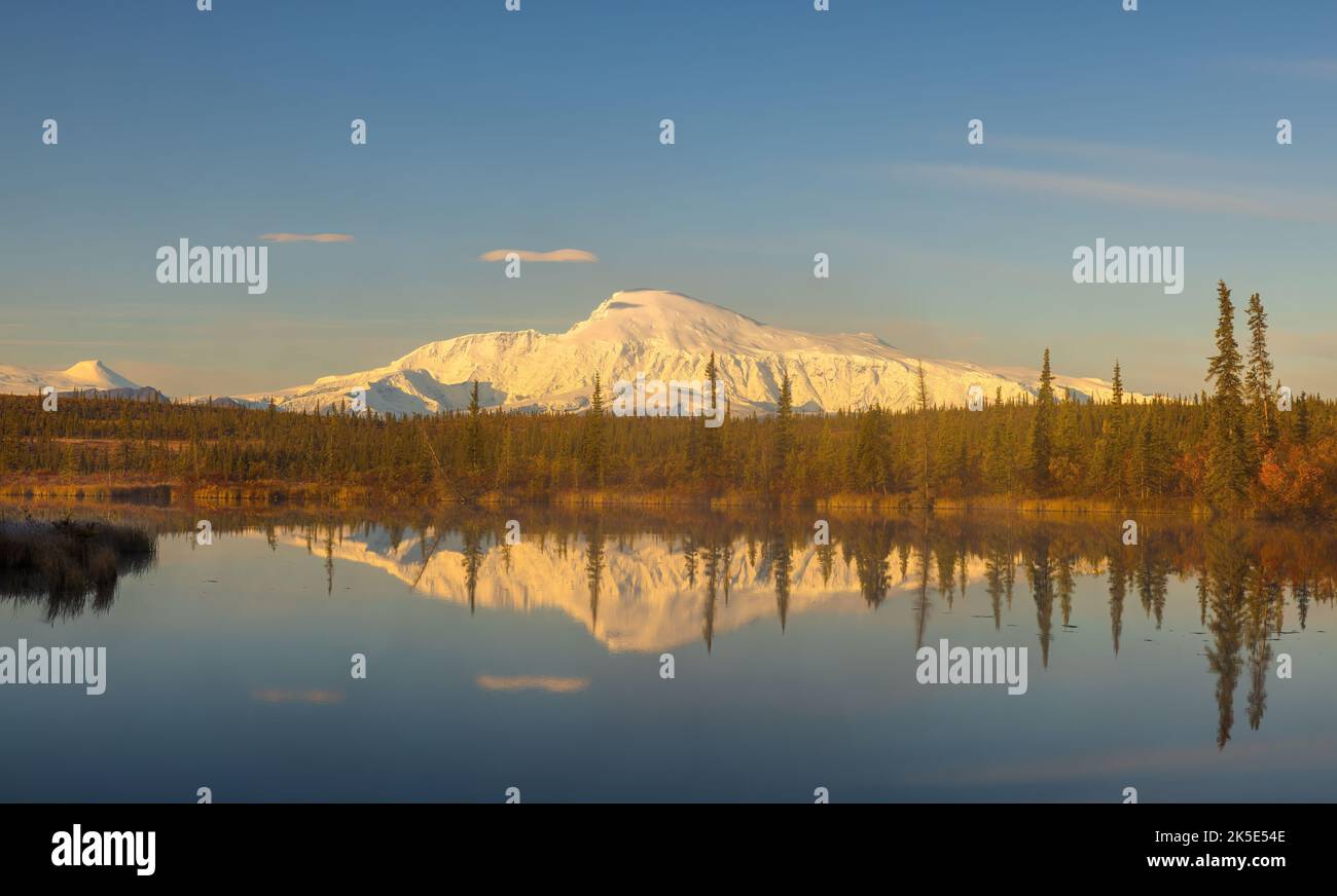 Alba sul Monte Sanford e Rock Lake a Wrangell-St Elias National Park nell'Alaska interna. Foto Stock