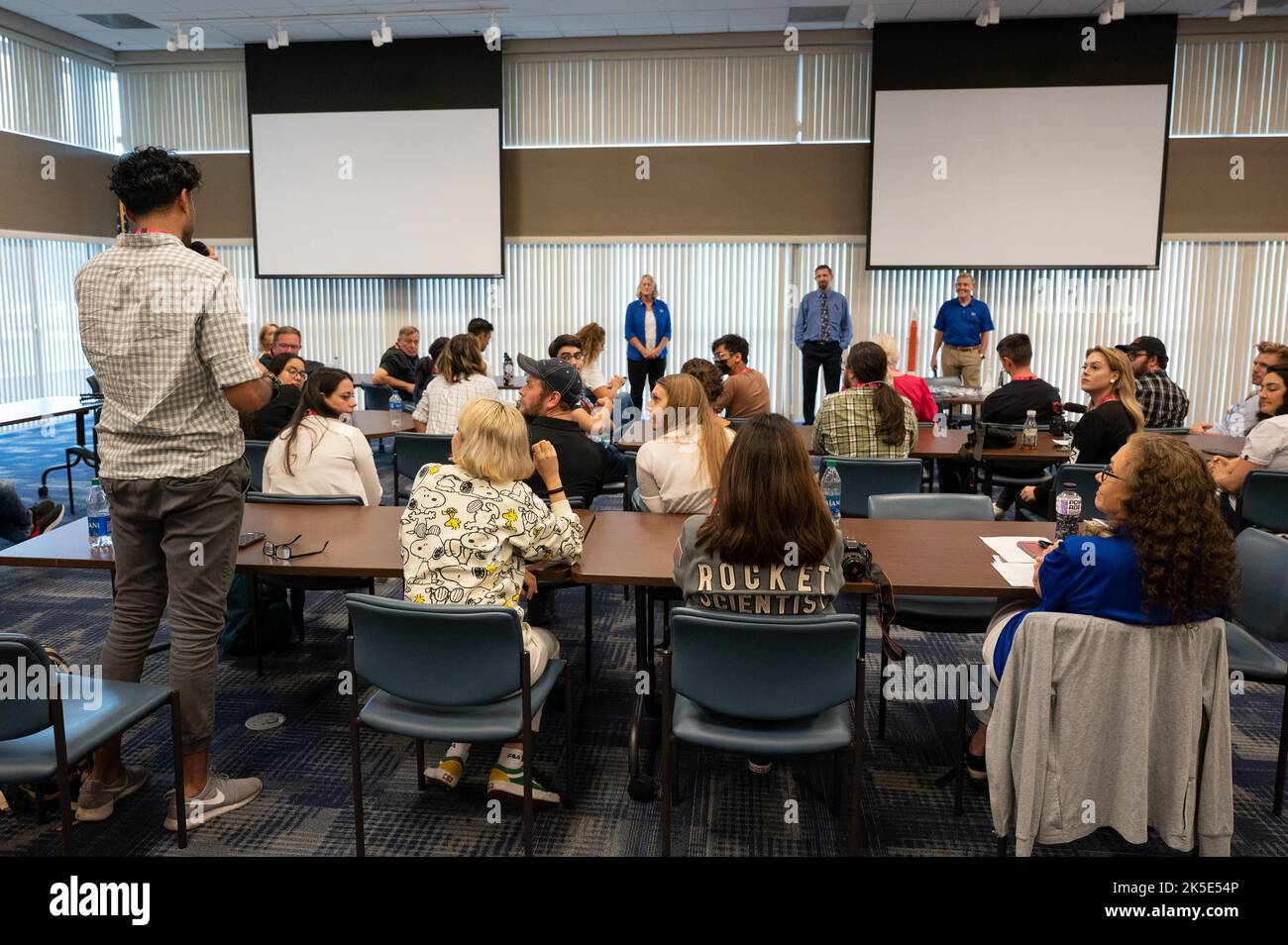 La leadership della NASA risponde alle domande nel corso di una discussione con i partecipanti sociali della NASA, sabato 27 agosto 2022, presso lo Space Station Processing Facility del Kennedy Space Center della NASA in Florida. Il test di volo Artemis i della NASA è il primo test di volo integrato dei sistemi di esplorazione dello spazio profondo dell’agenzia: La navicella spaziale Orion, il razzo SLS (Space Launch System) e i sistemi di terra. Il lancio del test di volo senza equipaggio è previsto per non prima del 29 agosto alle 8:33:00 ET. Foto Stock