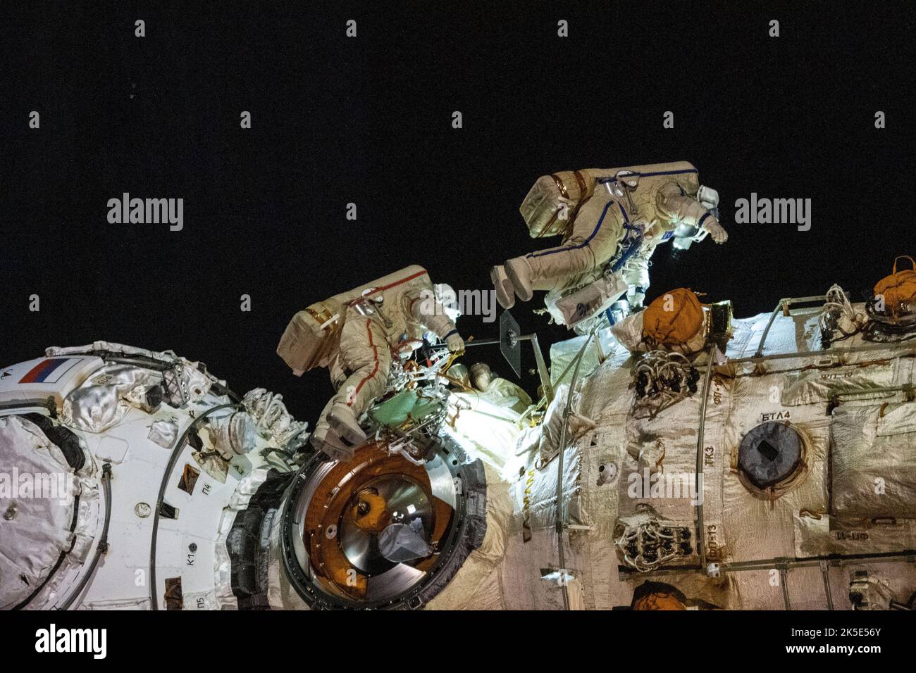 I cosmonauti Anton Shkaplerov e Pyotr Dubrov completano il modulo di laboratorio multiuso Nauka durante una passeggiata spaziale di sette ore e undici minuti sulla stazione spaziale Internazionale. Foto Stock