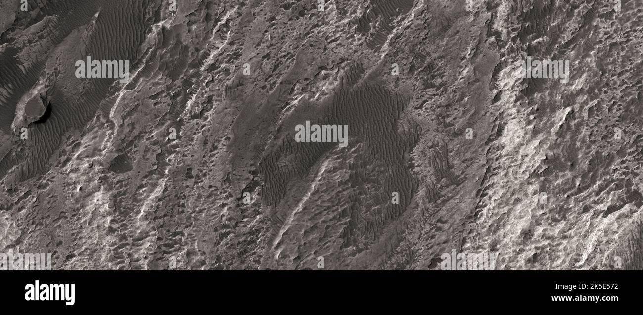 Paesaggio marziano. Questa immagine HiRISE mostra le forme anatomiche sulla superficie di Marte. Possibile terreno ricco di gesso nella regione di Iani Chaos (269 km sopra la superficie, meno di 5 km attraverso.) Una versione ottimizzata e unica delle immagini NASA. Credit: ASA/JPL/UArizona Foto Stock