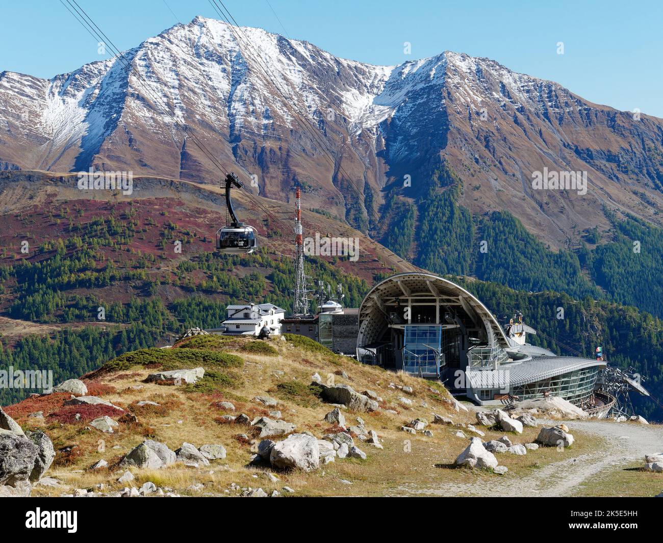 Scenario al di fuori del punto intermedio della funivia Monte Bianco con stazione della funivia sottostante, Valle d'Aosta Italia. Foto Stock