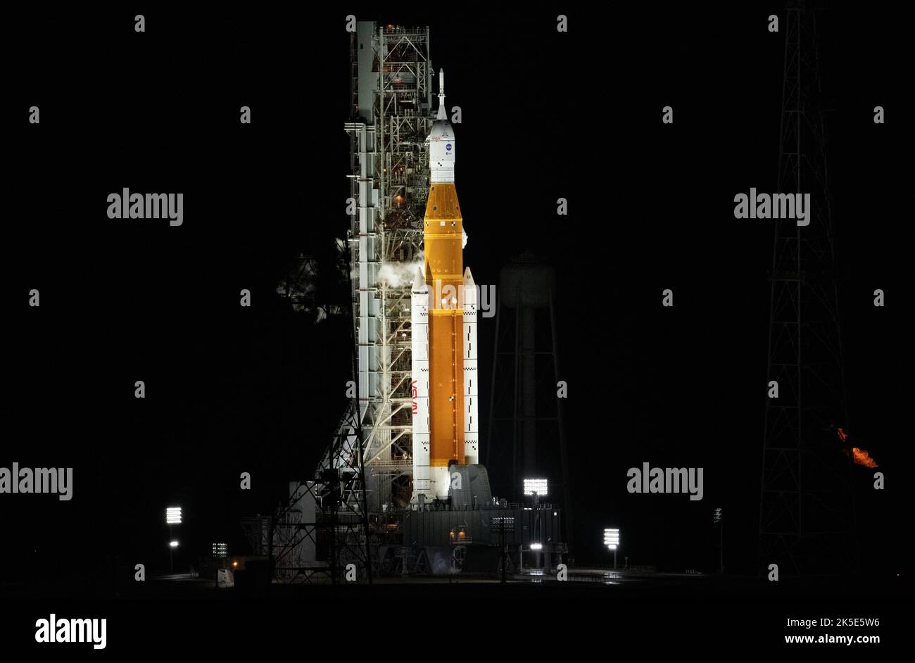 Il razzo Space Launch System (SLS) della NASA con la navicella spaziale Orion a bordo è visto in cima al lanciatore mobile al Launch Pad 39B, lunedì 29 agosto 2022, Mentre lancio l’Artemis i team caricano più di 700.000 galloni di propellenti criogenici, tra cui idrogeno liquido e ossigeno liquido, mentre il conto alla rovescia per il lancio procede al Kennedy Space Center della NASA in Florida. Il test di volo Artemis i della NASA è il primo test integrato dei sistemi di esplorazione dello spazio profondo dell’agenzia: Il veicolo spaziale Orion, il razzo SLS e i sistemi di supporto a terra. Il lancio del test di volo senza equipaggio è previsto per non più di 8:33 A. Foto Stock