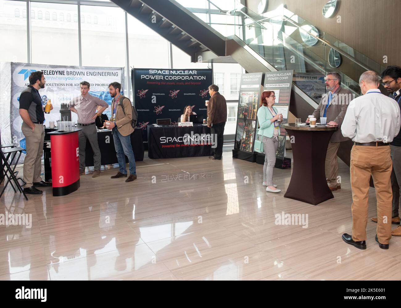 La conferenza NETS 2022 si è concentrata sulle tecnologie nucleari emergenti per le applicazioni spaziali, tenutasi al Westin Cleveland Downtown. I partecipanti includevano esperti e partecipanti che discutevano di ricerca, sviluppi e innovazioni nella propulsione nucleare, nei sistemi energetici e nella tecnologia dei veicoli spaziali. Foto Stock