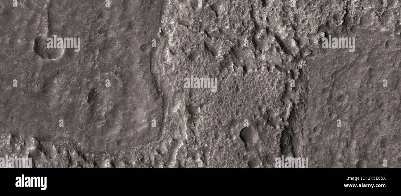 Paesaggio marziano. Questa immagine HiRISE mostra le landform sulla superficie del riempimento Marte.Pit al termine di un ventilatore alluvionale. Questa scena è a nord del massiccio bacino d'impatto Hellas, l'emisfero meridionale di Marte. Questa immagine sottolinea in generale come HiRISE può aiutare i team scientifici a esaminare il terreno per le future missioni robotiche sul pianeta rosso. L'immagine mostra un terreno di meno di 5 km (3 miglia), preso da un'altitudine di 256 km (159 miglia). Una versione ottimizzata e unica delle immagini della NASA. Credit: ASA/JPL/UArizona Foto Stock