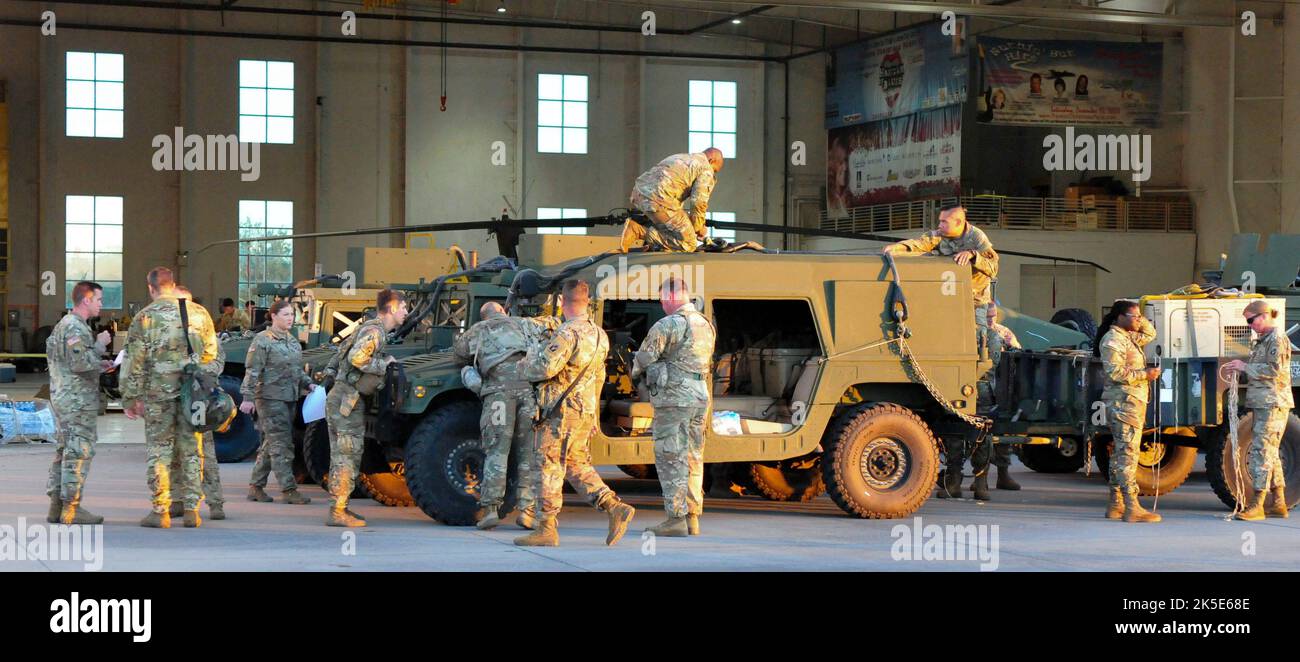 Soldati della Guardia Nazionale dell'esercito della Florida assegnati a 53rd Brigade supporto Battaglione un veicolo a ruote multiuso ad alta mobilità (HMMWV) con cinghie durante gli sforzi di risposta di emergenza dall'uragano Ian in Arcadia Florida 3, ottobre 2022. Questi HMMWV sono stati caricati a fune sugli elicotteri Chinook del Boeing CH-47 dell'esercito degli Stati Uniti e sono volati verso i soldati nei siti POD (Point of Distribution) di Pine Island che sono stati isolati dalla distruzione dell'uragano Ian. (Foto di credito della Guardia Nazionale dell'Esercito della Florida da parte di staff Sgt. Cassandra Vieira) Foto Stock