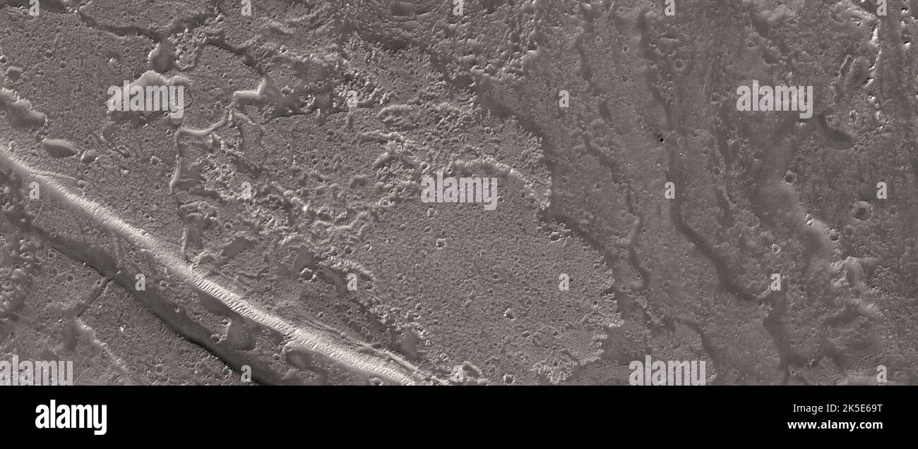 Paesaggio marziano. Questa immagine HiRISE mostra piccole unità di flusso lavico in Daedalia Planum, MarsQueste piccole unità di flusso lavico si stanno estendendo dalle caratteristiche di distribuzione. Daedalia Planum sembra essere relativamente pianeggiante con flussi di lava multipli e piccoli crateri. Il terreno raffigurato si estende meno di 5 km (3 miglia), dall'alto verso il basso; nord è a sinistra. Una versione ottimizzata e unica delle immagini NASA. Credit: ASA/JPL/UArizona Foto Stock