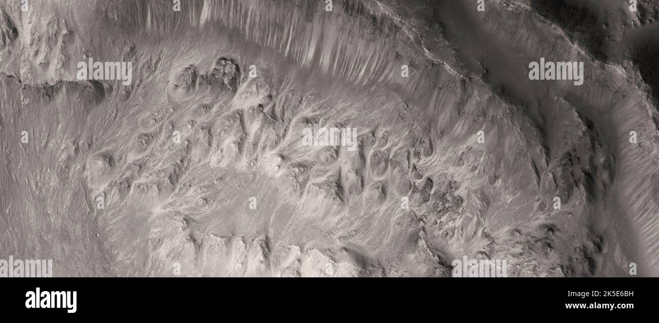 Paesaggio marziano. Questa immagine HiRISE mostra l'impressionante topografia di un cratere ad impatto. Questa sezione nord-orientale di un cratere d'impatto ben conservato ha una topografia impressionante, tra cui alcune caratteristiche fluviali e fosse che assomigliano molto a quelle che si trovano nel cratere di Mojave. Questo cratere si trova a sud di Hypanis Valles, che sono una serie di canali in una valle di 270 chilometri.Image è meno di 5 km (o 3 mi) attraverso. Una versione ottimizzata e unica delle immagini NASA. Credit: ASA/JPL/UArizona Foto Stock