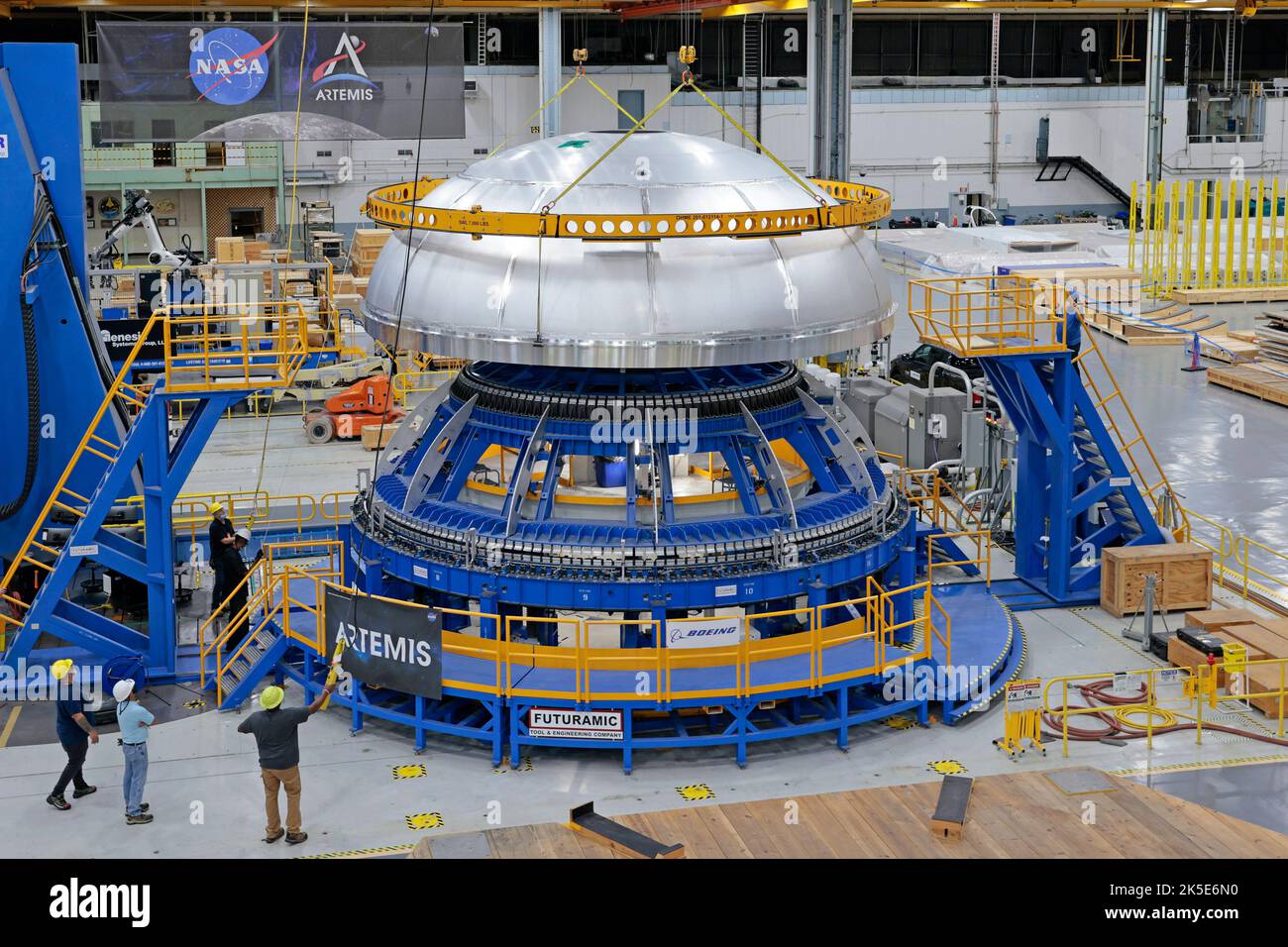 I team hanno completato la saldatura della cupola della bombola di ossigeno liquido Artemis III nello stadio principale presso lo stabilimento di assemblaggio Michoud della NASA a New Orleans. Gli equipaggi hanno spostato la cupola, che è la parte superiore del serbatoio. La cupola è stata spostata in un'area di assemblaggio dove sarà caricata in una saldatrice robotica che la unirà al cilindro anteriore per creare metà del serbatoio di ossigeno liquido. Più tardi un altro barile e cupola saranno aggiunti per completare l'intero serbatoio. Il serbatoio di ossigeno liquido dello stadio centrale dello Space Launch System (SLS) contiene 196.000 galloni di propellente liquido super-raffreddato che funge da propellente per i quattro Foto Stock