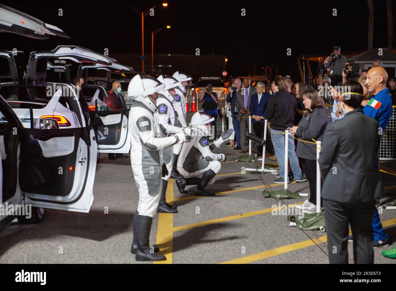 Equipaggio-4 astronauti Kjell Lindgren, Samantha Cristoforetti, Bob Hines, E Jessica Watkins si è lanciato alle loro famiglie al di fuori del Neil Armstrong Operations and Checkout Building presso il Kennedy Space Center della NASA in Florida, prima di entrare nei veicoli Tesla Model X personalizzati che li trasporteranno alla loro navicella spaziale al Launch Complex 39A. Il Crew Dragon di SpaceX, alimentato dal razzo Falcon 9 della società, porterà l’equipaggio di quattro persone alla Stazione spaziale Internazionale come parte del Commercial Crew Program della NASA. Il lancio di Crew-4 è previsto oggi alle 3:52:00 EDT, dal Pad 39A di Kennedy. Foto Stock