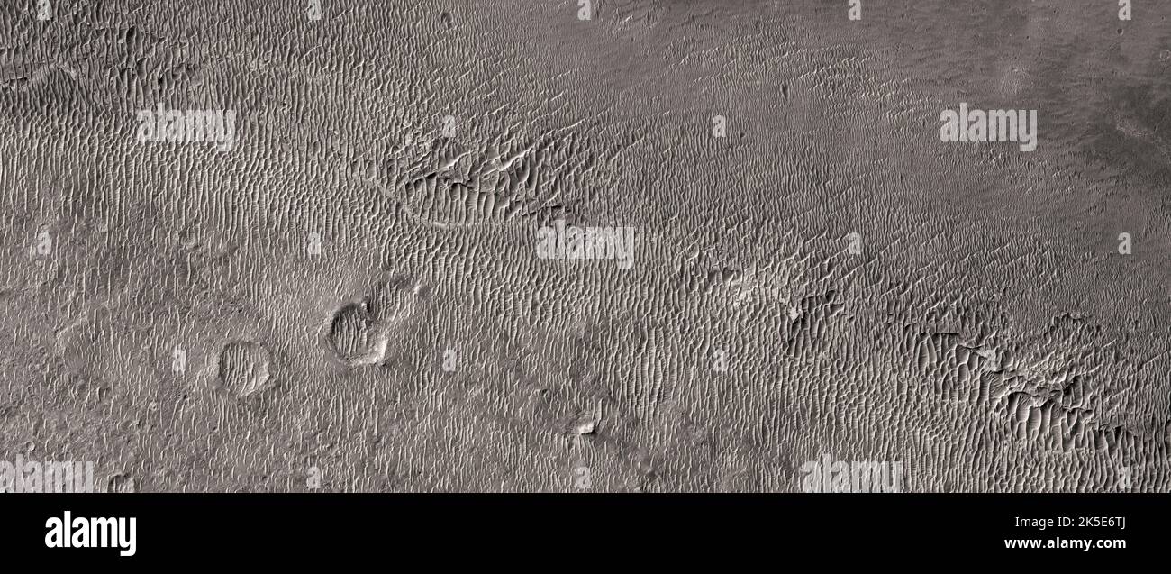 Paesaggio marziano. Questa immagine HiRISE è stata presa del Cratere Miyamoto nel sud-ovest di Meridiani, una zona vicino all'equatore di Marte. Qui sono attivi i processi eoliani, che sono visibili nelle dune e nelle increspature, molto probabilmente di sabbia basaltica. La roccia contiene minerali argillosi (fillosilicati) che si formano in presenza di acqua. Questi sono stati rilevati in concentrazioni più elevate in altre aree di Marte come Mawrth Vallis e Nili Fossae. L'immagine è trasversale a meno di 5 km (3 miglia). Una versione ottimizzata e unica delle immagini NASA. Credit: ASA/JPL/UArizona Foto Stock
