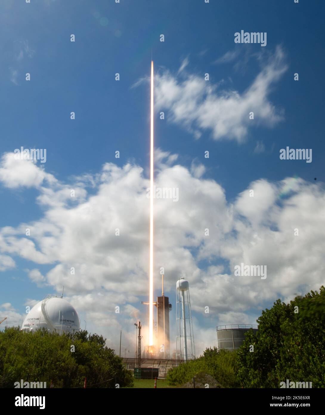 Cape Canaveral, Florida, Stati Uniti. 5th Ott 2022. In questa esposizione di ventidue secondi, un razzo SpaceX Falcon 9 che porta la navicella spaziale Crew Dragon della società viene lanciato nella missione SpaceX Crew-5 della NASA alla Stazione spaziale Internazionale. Credit: Joel Kowsky/NASA/ZUMA Press Wire Service/ZUMAPRESS.com/Alamy Live News Foto Stock