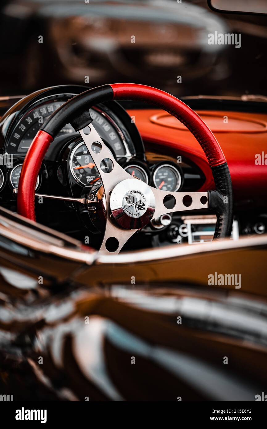 Uno scatto verticale del volante e degli interni di una classica Chevrolet Corvette Foto Stock