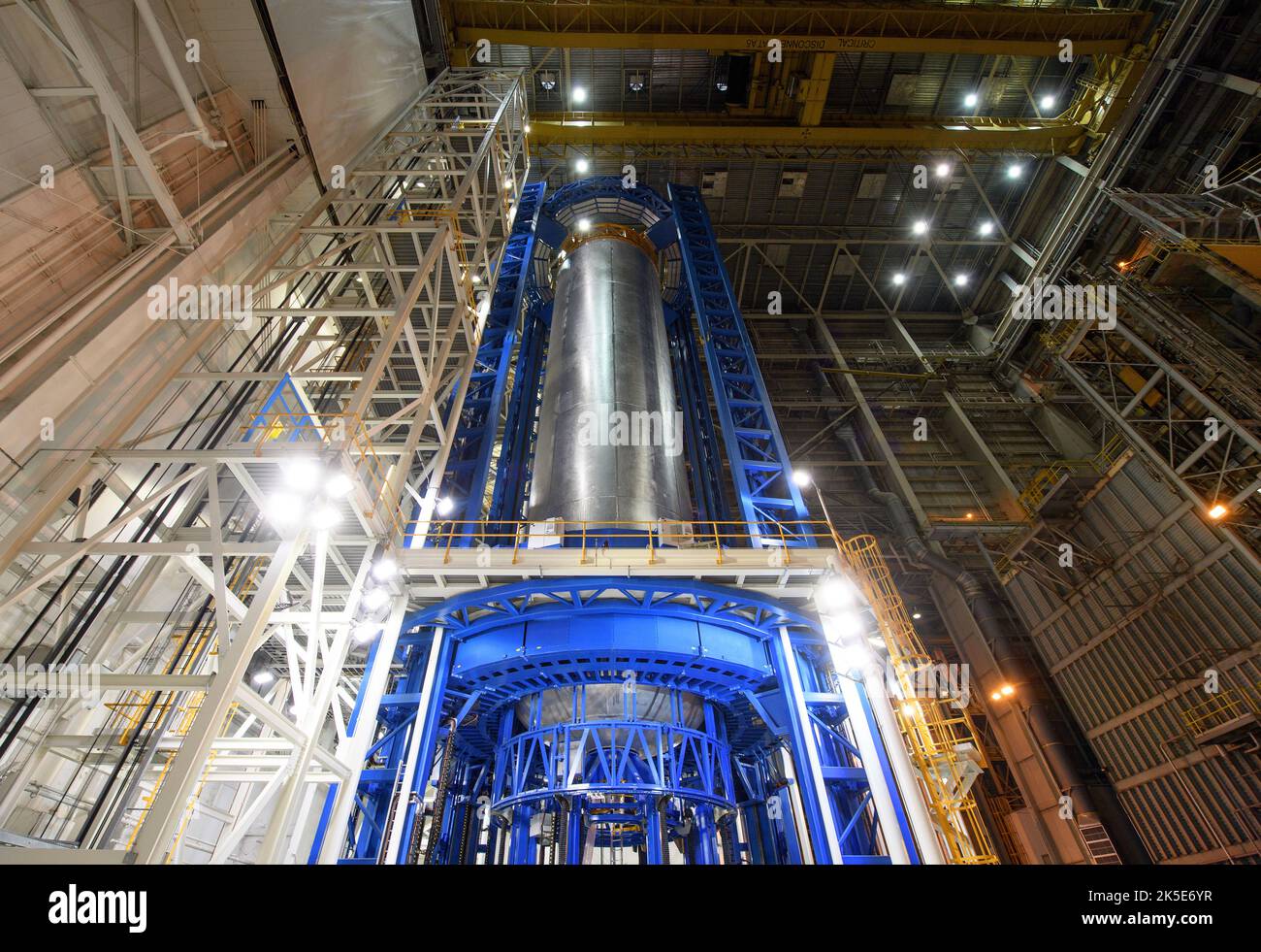 Gli ingegneri hanno appena completato la saldatura del serbatoio di idrogeno liquido che fornirà il carburante per il primo volo Space Launch System (SLS) nel 2018. Il serbatoio misura più di 130 piedi alto, comprende quasi due terzi del palcoscenico di nucleo e tiene 537.000 galloni di idrogeno liquido -- che è raffreddato a meno 423 gradi Fahrenheit. Una versione unica di un'immagine originale della NASA. Credito: NASA/EBordelon Foto Stock