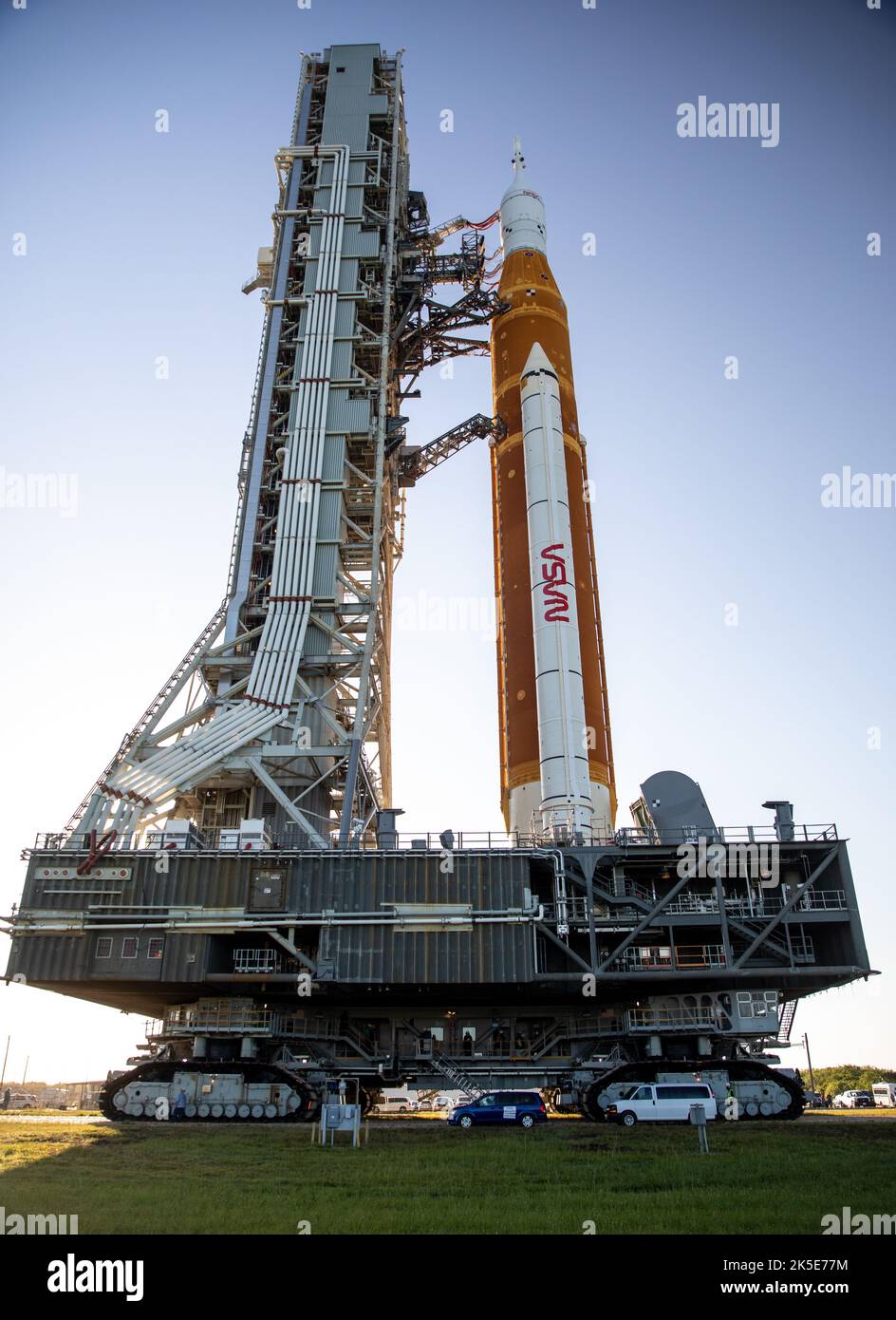 In quest’ottica, guardando verso l’alto, il cingolato-trasportatore 2 della NASA può essere visto portare il peso del razzo Artemis i Moon e del lanciatore mobile dell’agenzia mentre trasporta il duo al Launch Complex 39B del Kennedy Space Center in Florida il 6 giugno 2022. Il razzo è uscito dal Vehicle Assembly Building nelle prime ore del mattino per percorrere le 4,2 miglia fino al piazzale di lancio per il prossimo tentativo di prova di abbigliamento bagnato della NASA prima del lancio di Artemis I. La prima di una serie di missioni sempre più complesse, Artemis i testerà il razzo Space Launch System e la navicella spaziale Orion come sistema integrato prima di c Foto Stock